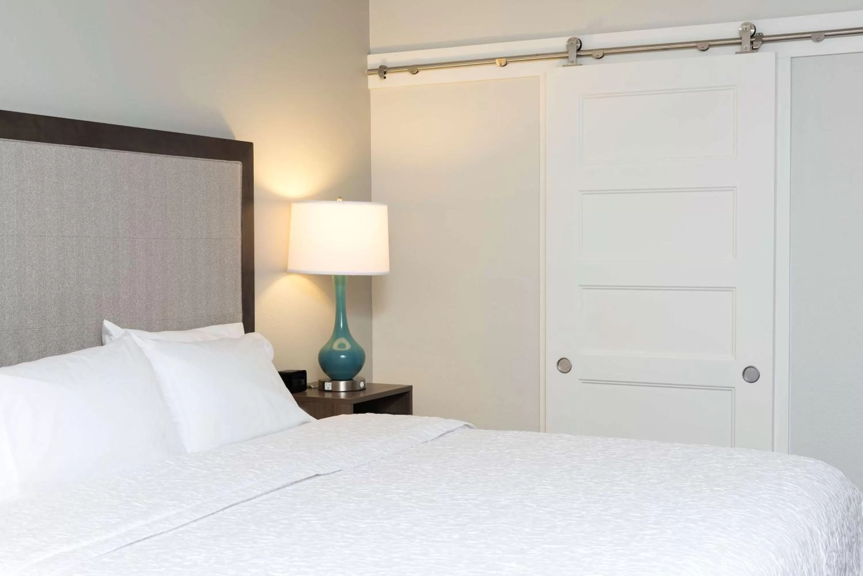 Bed in Hampton Inn Milwaukee Northwest