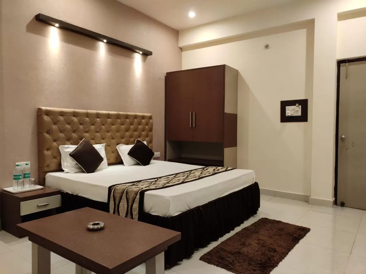 Photo of the whole room, Bed in Maple Delite