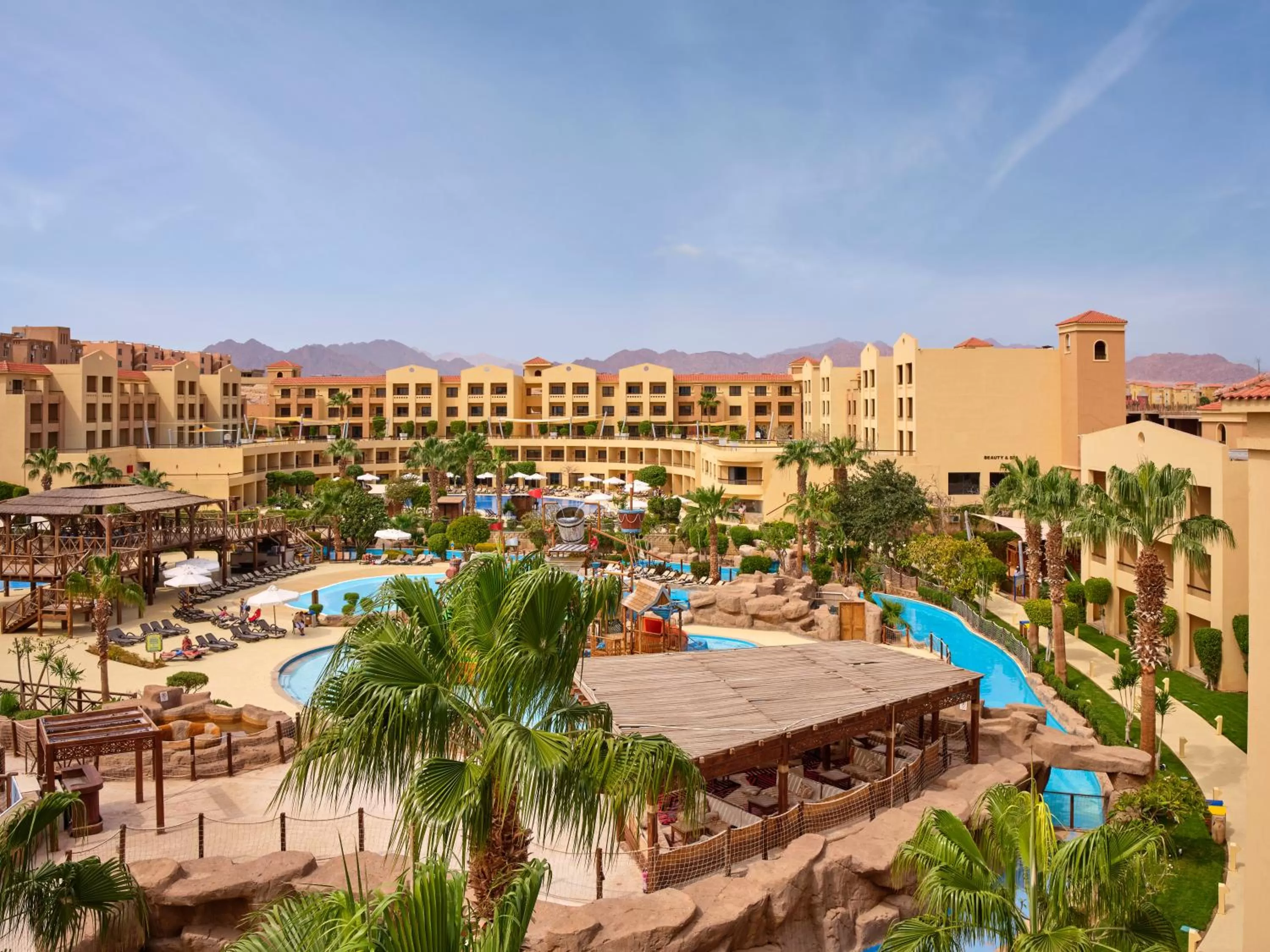 Property building in Coral Sea Aqua Club Resort