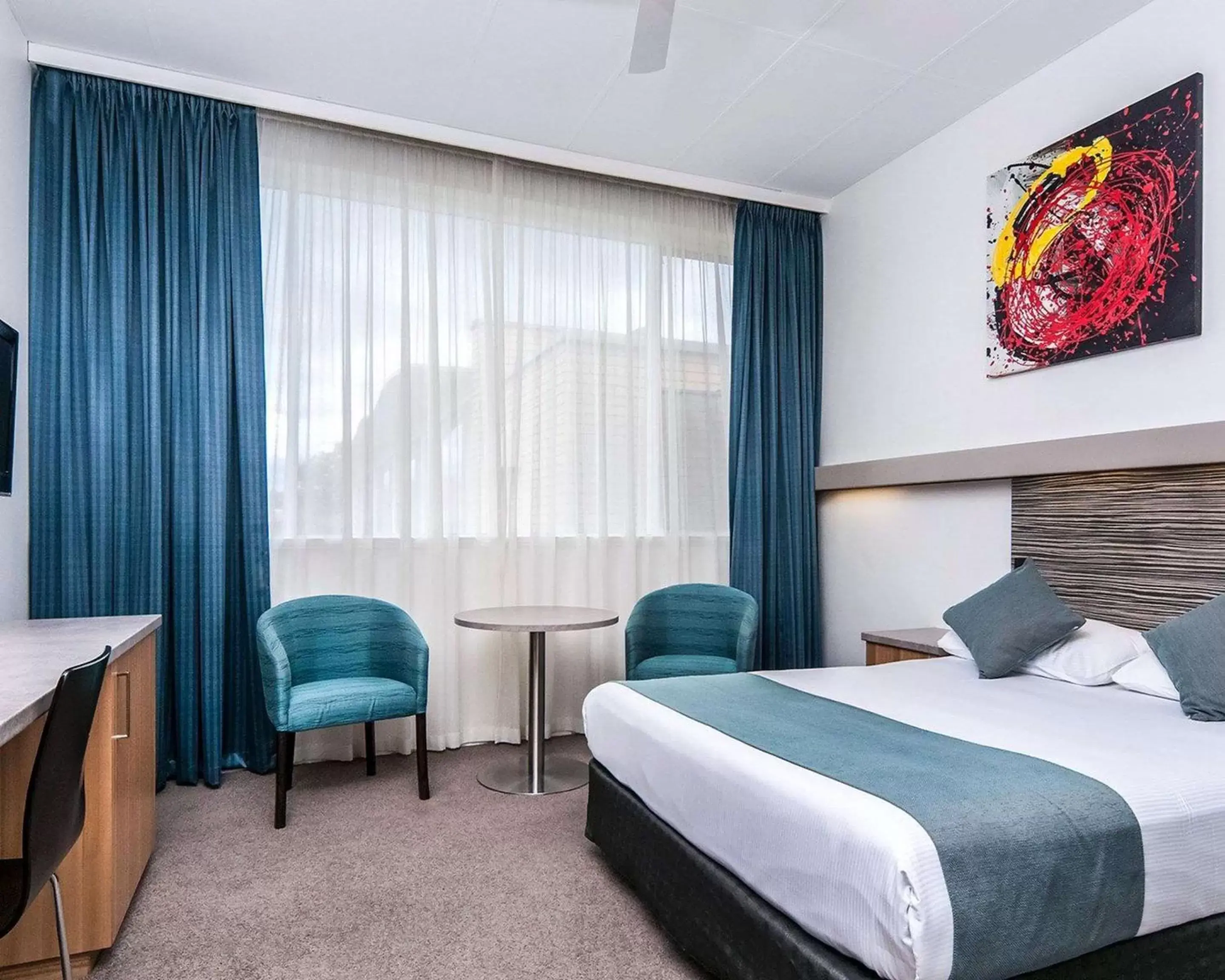 Photo of the whole room, Bed in Comfort Inn Regal Park, North Adelaide