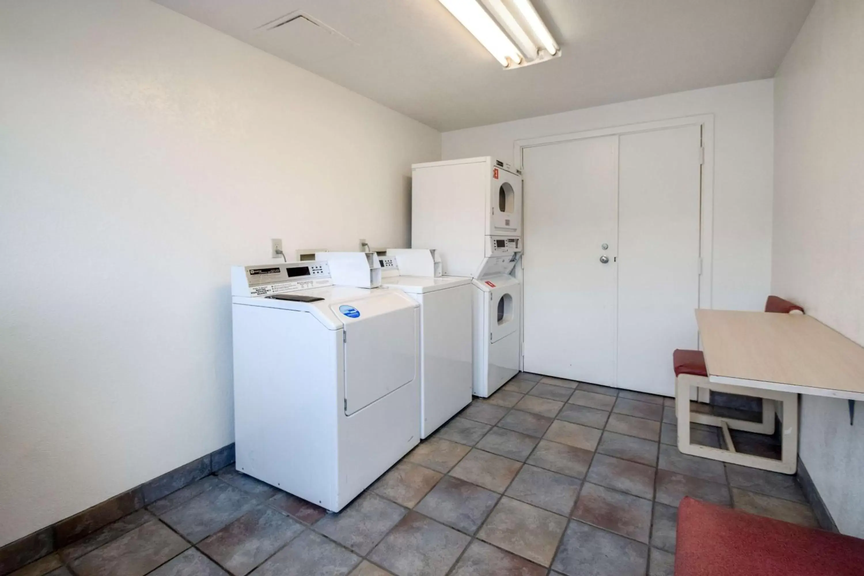 laundry, Kitchen/Kitchenette in Motel 6-Kelso, WA - Mt. St. Helens