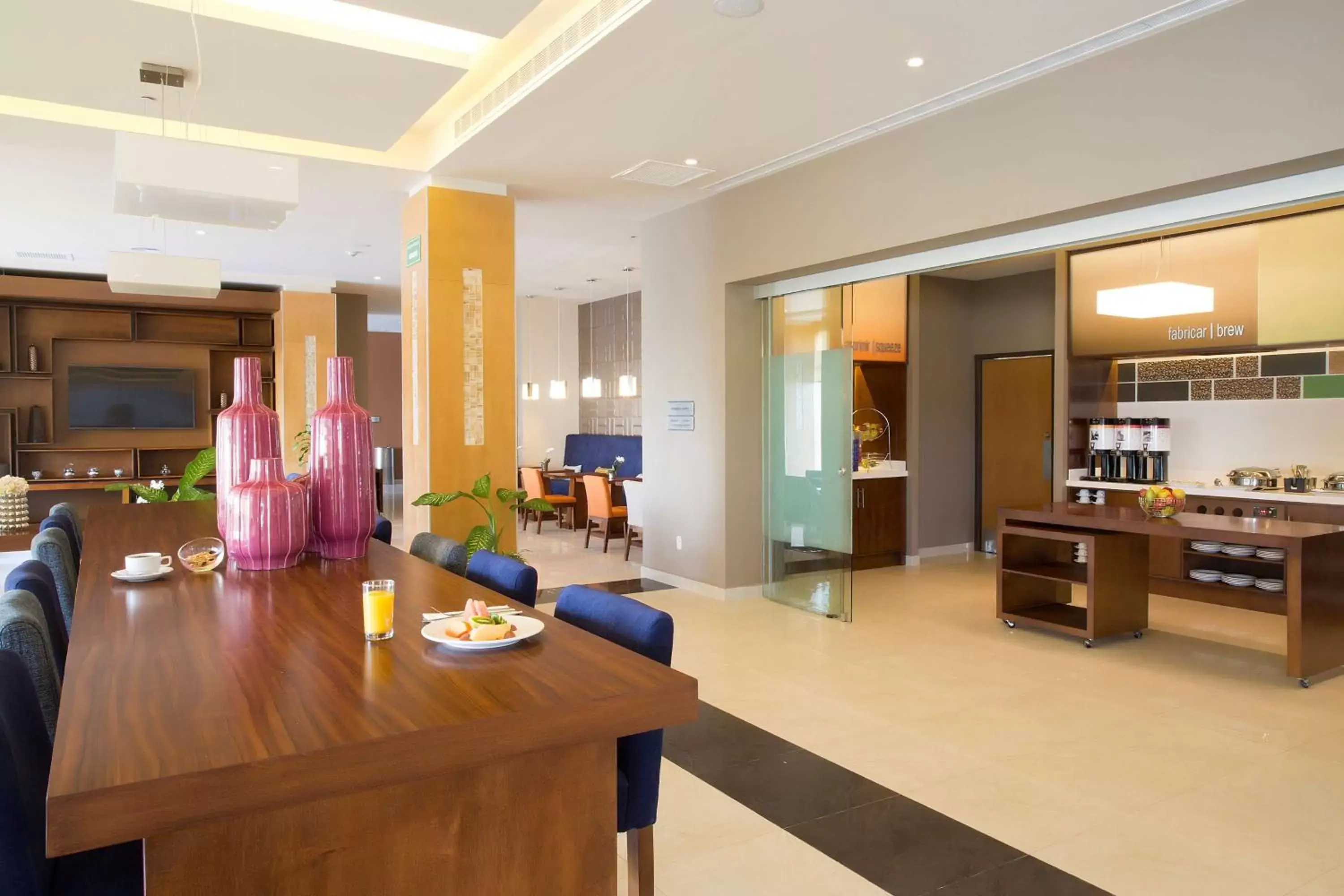 Dining area in Hampton Inn & Suites by Hilton Paraiso