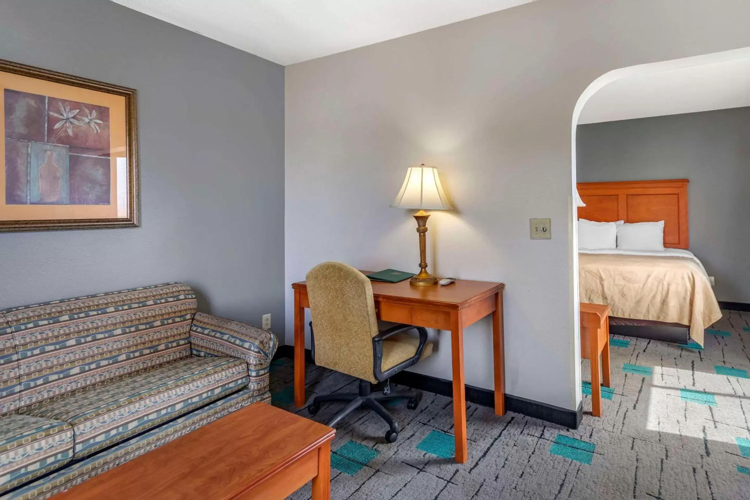 Bedroom, Seating Area in Quality Inn & Suites Chattanooga