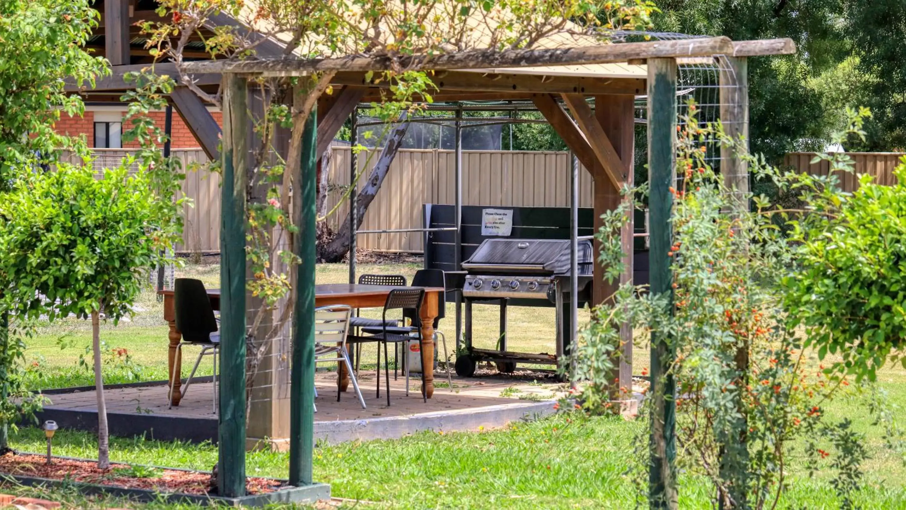 BBQ facilities in Rose City Motor Inn