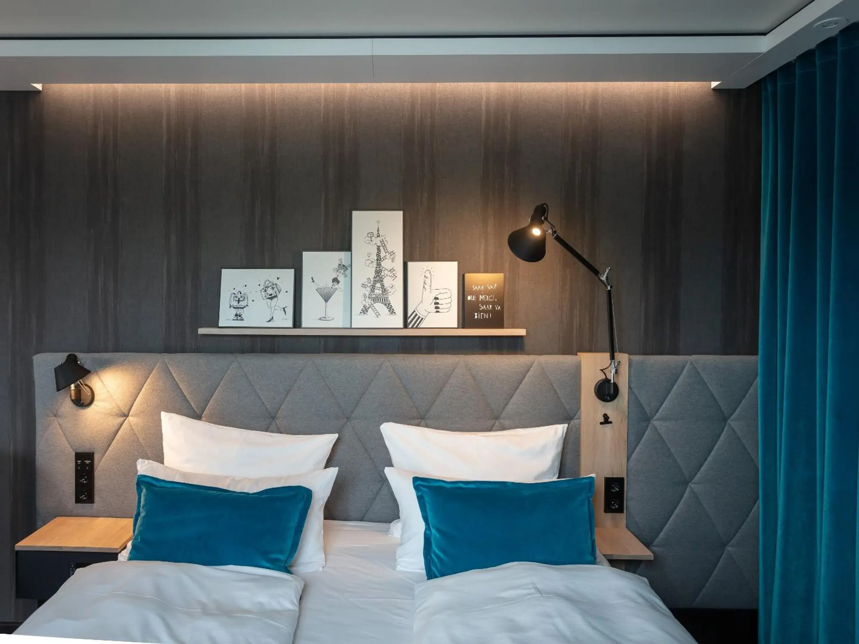 Photo of the whole room, Bed in Motel One Saarbrücken