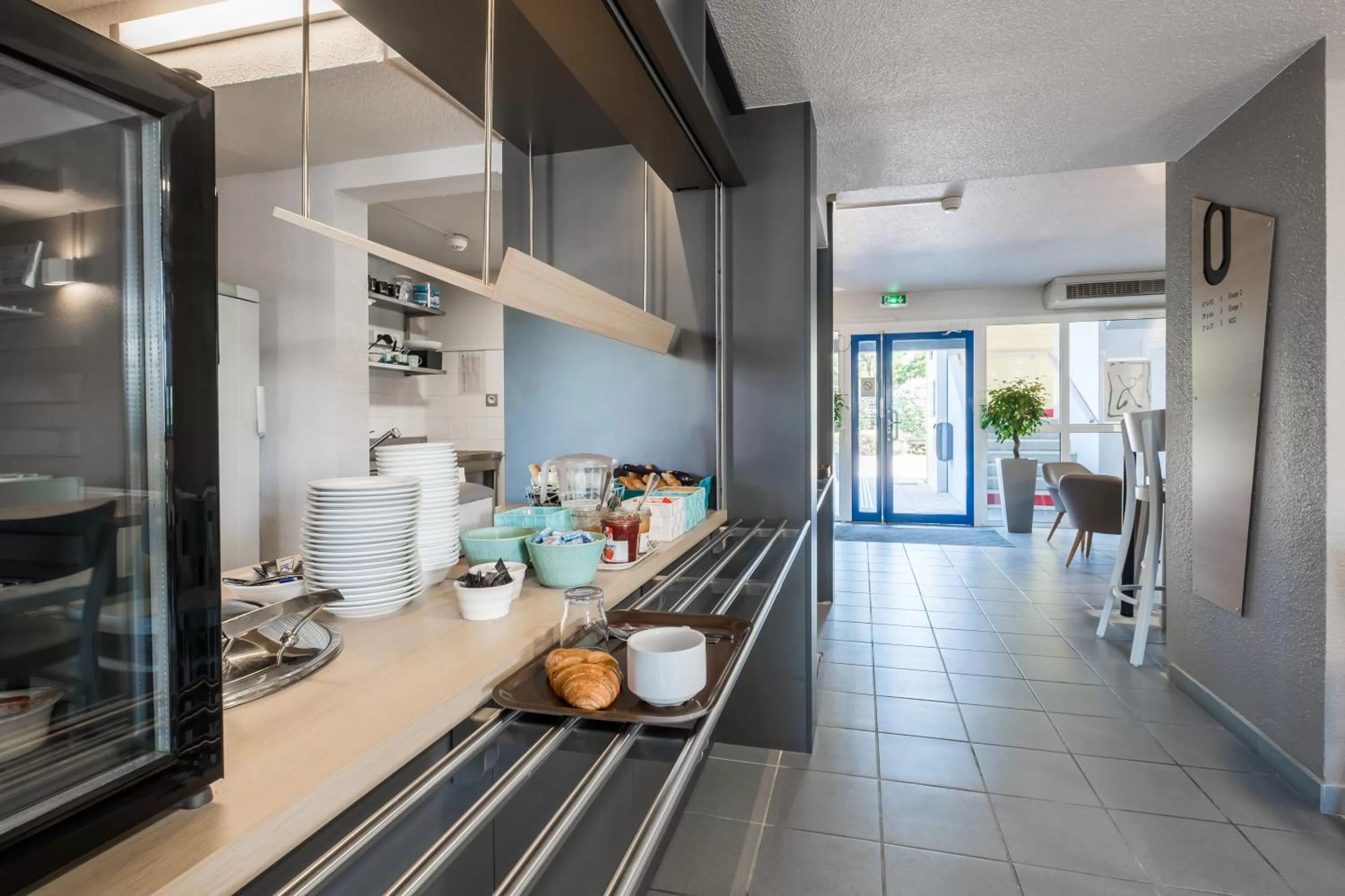 Restaurant/places to eat in B&B HOTEL Valence Nord