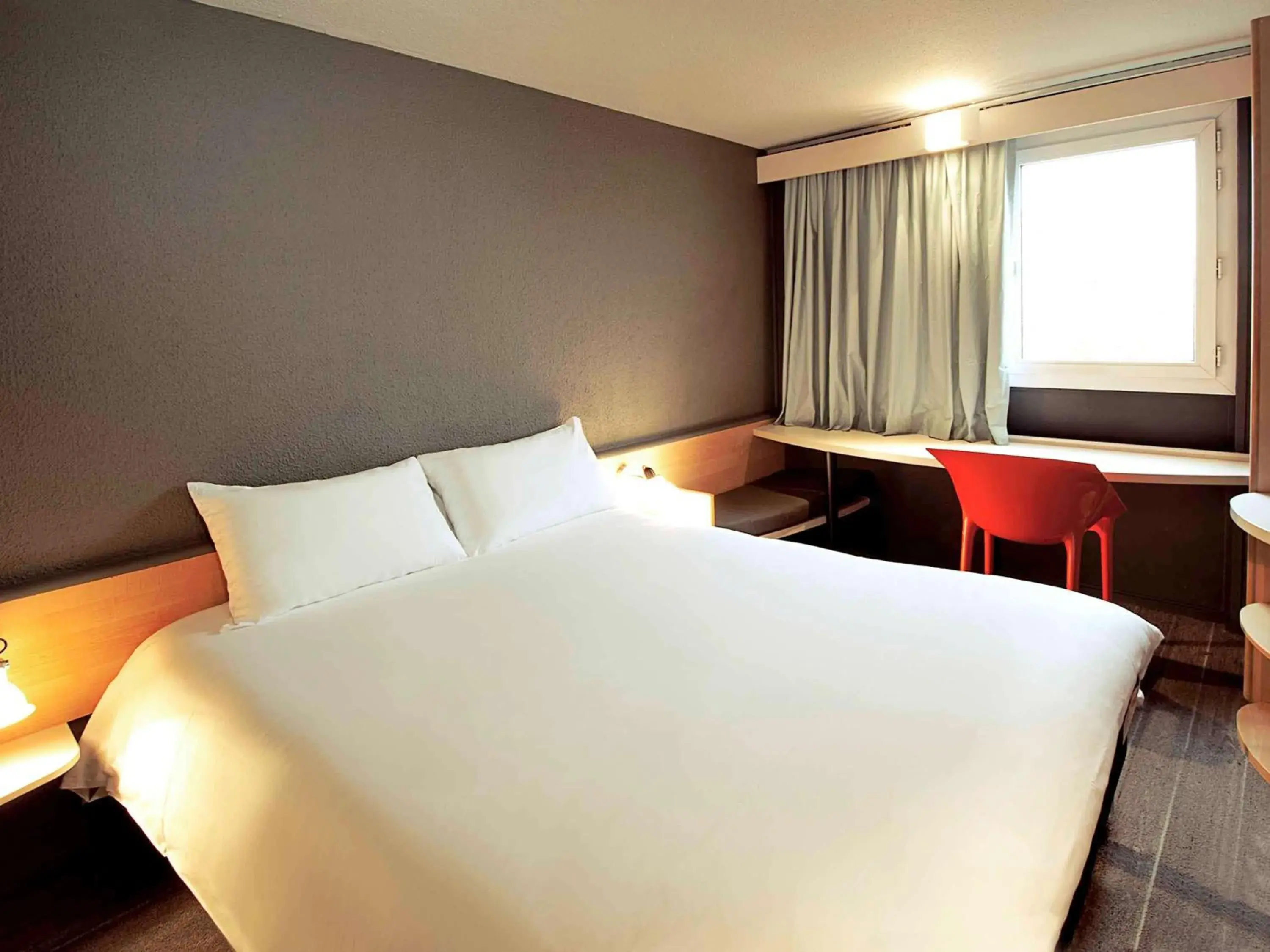 Photo of the whole room, Bed in ibis Orly Chevilly Tram 7