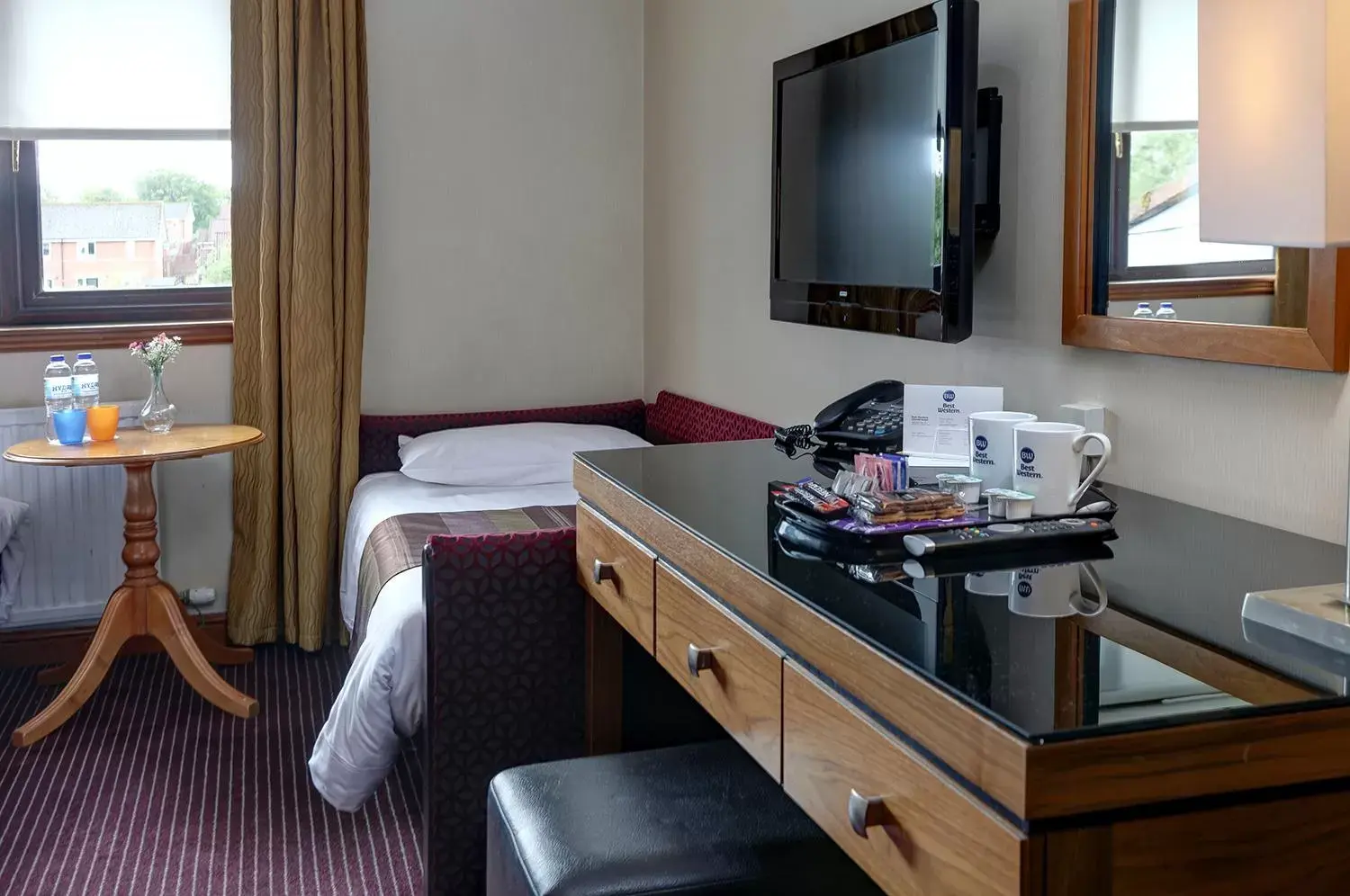 Bed, TV/Entertainment Center in Best Western The Hilcroft Hotel West Lothian