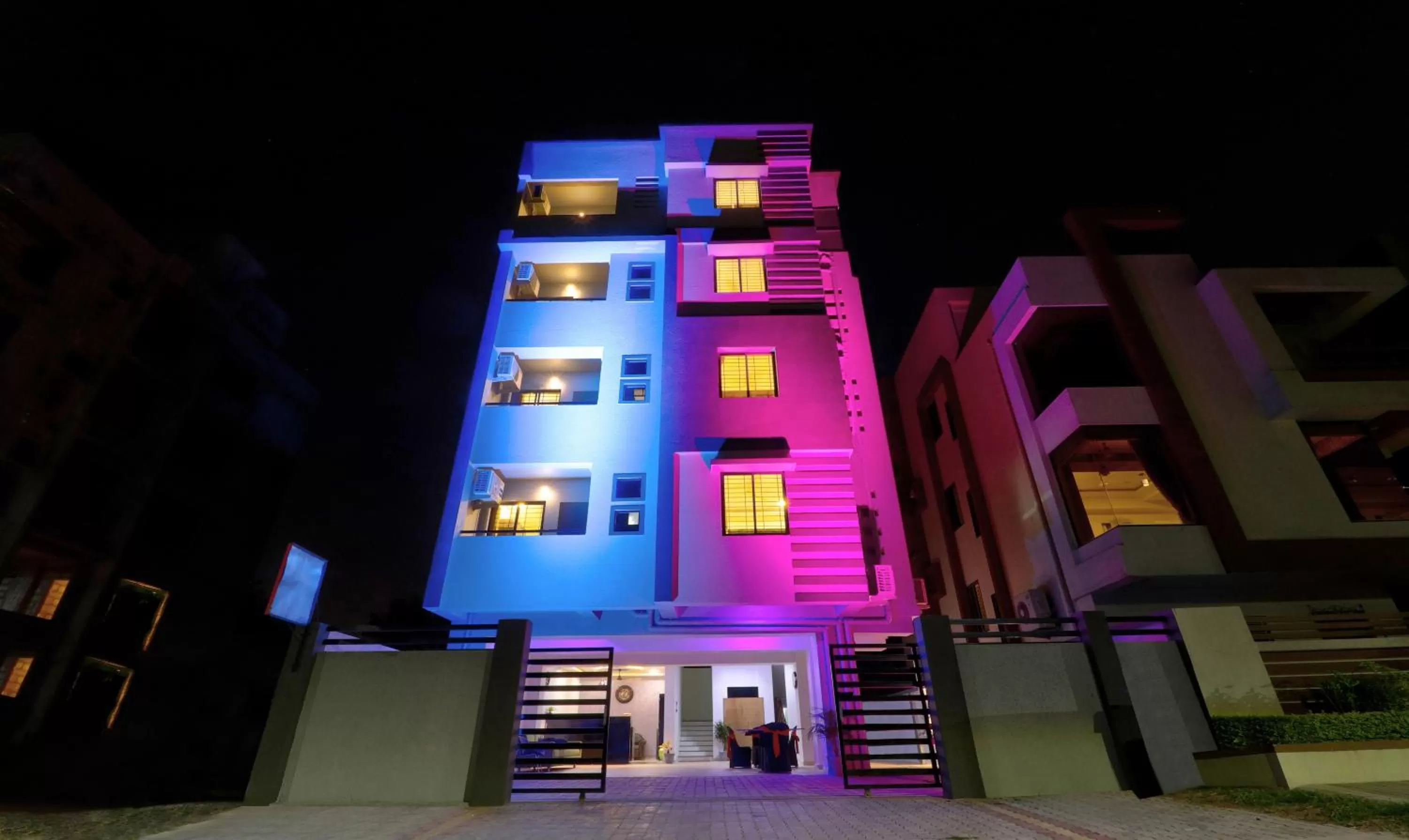 Property building in Itsy Hotels Carnival Inn