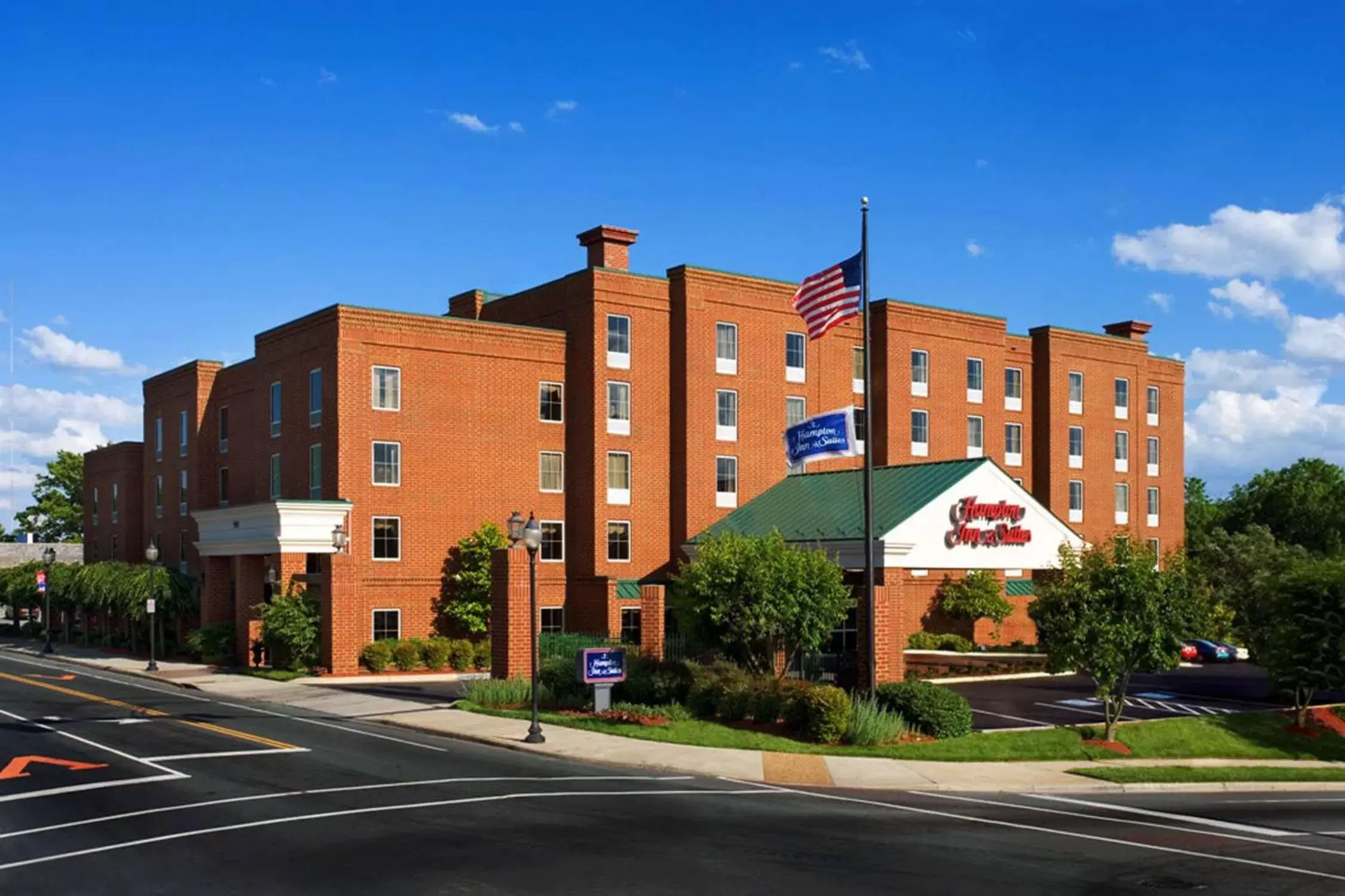 Property Building in Hampton Inn & Suites Charlottesville at the University