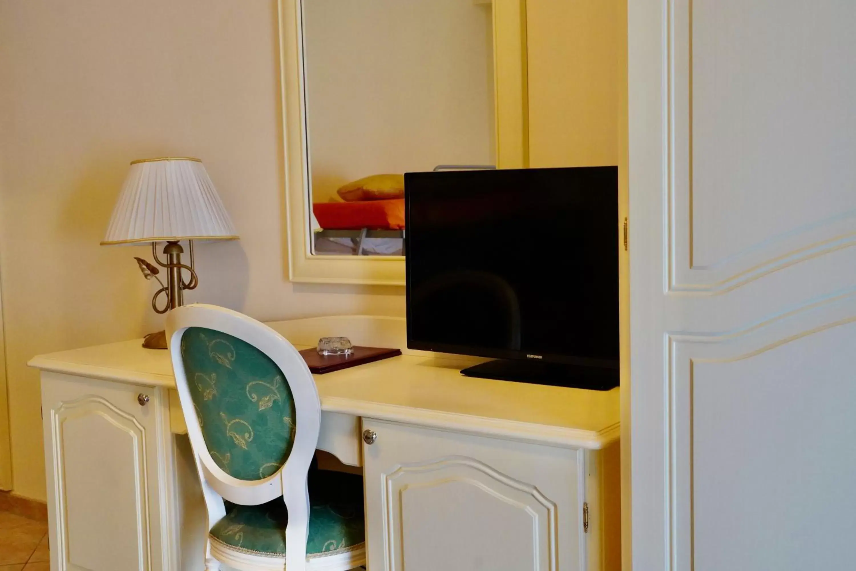 Bedroom, TV/Entertainment Center in Hotel Roscianum Welness SPA