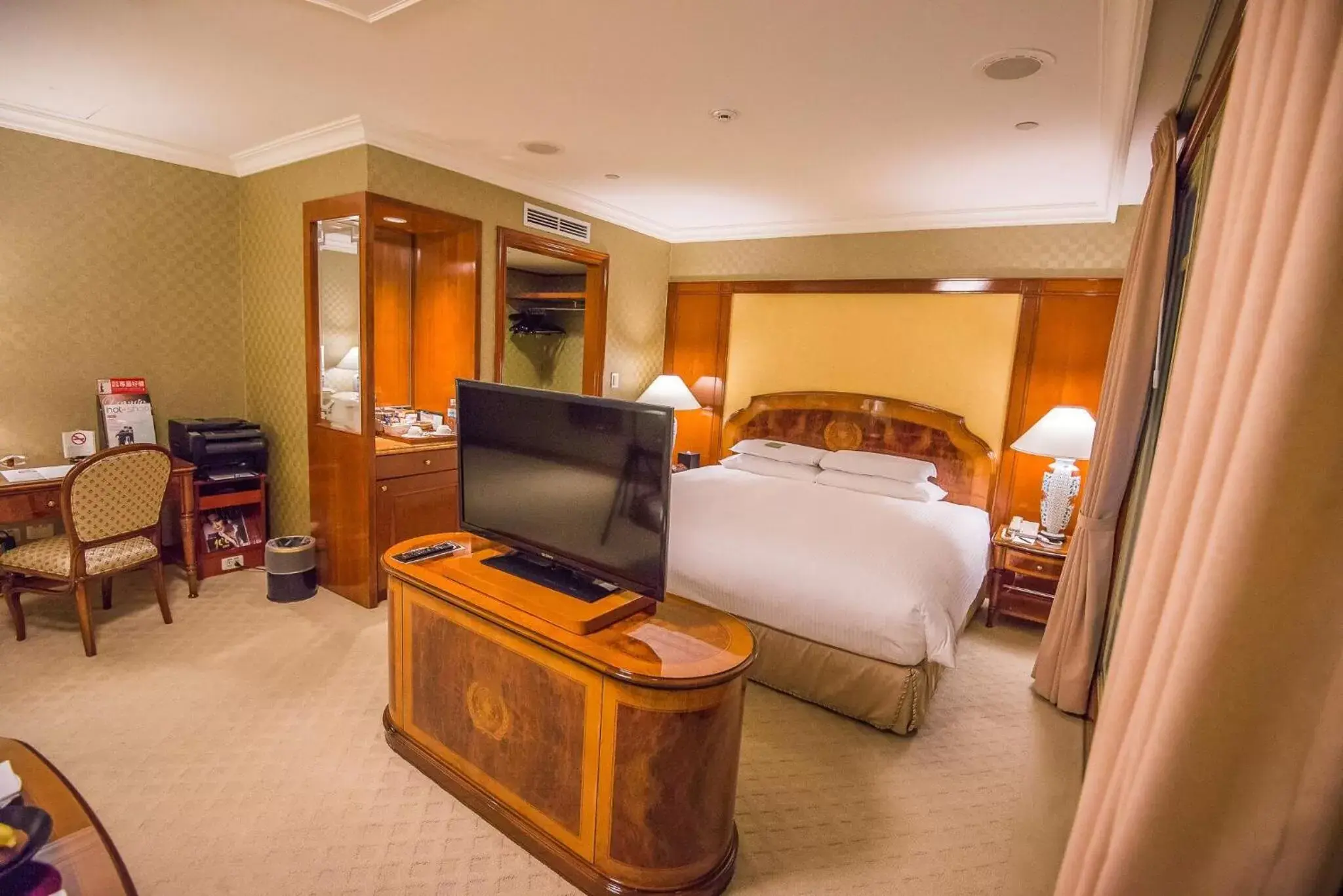 TV and multimedia, TV/Entertainment Center in Evergreen Laurel Hotel Taipei