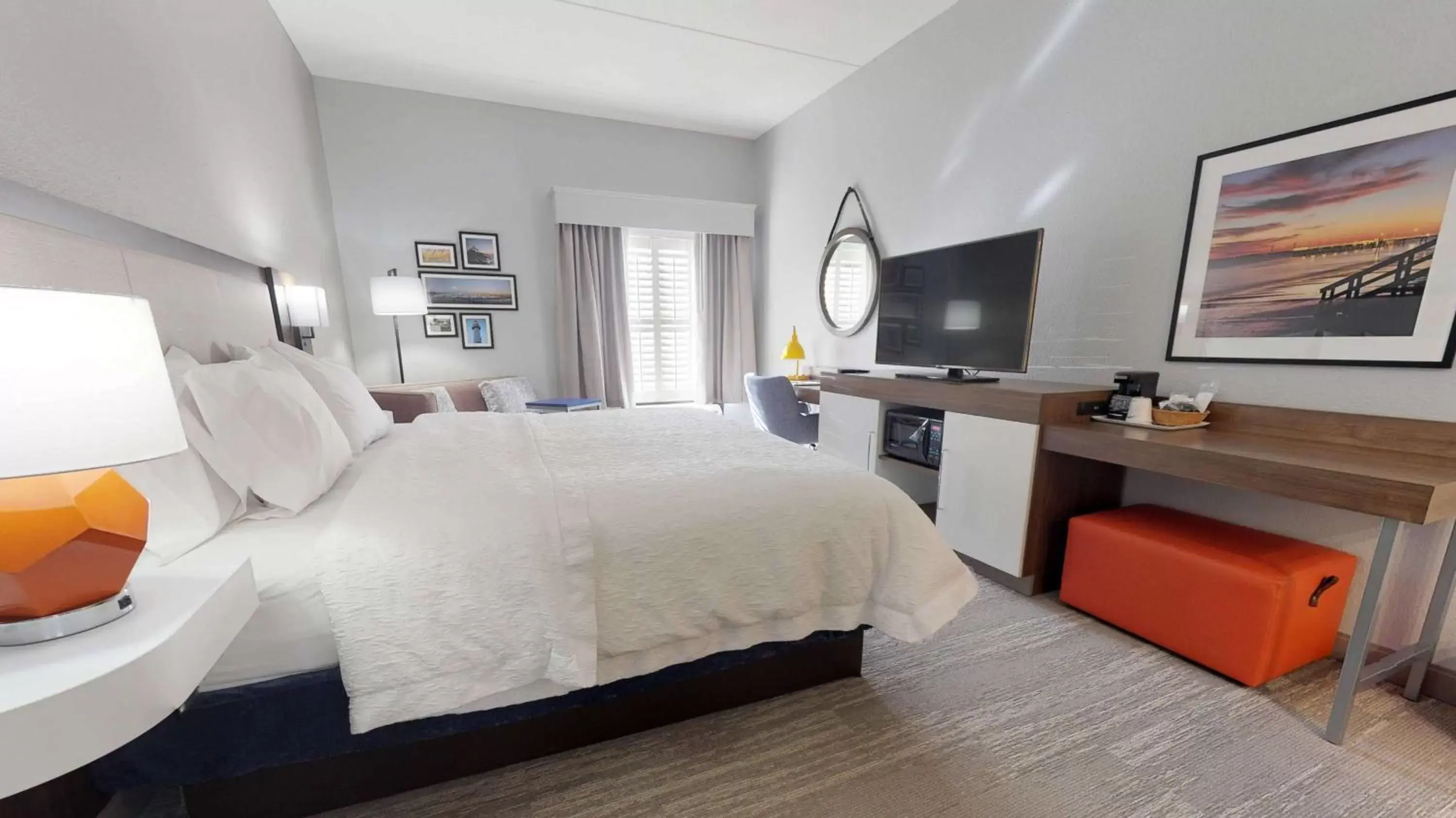 Bedroom, Bed in Hampton Inn St. Simons Island