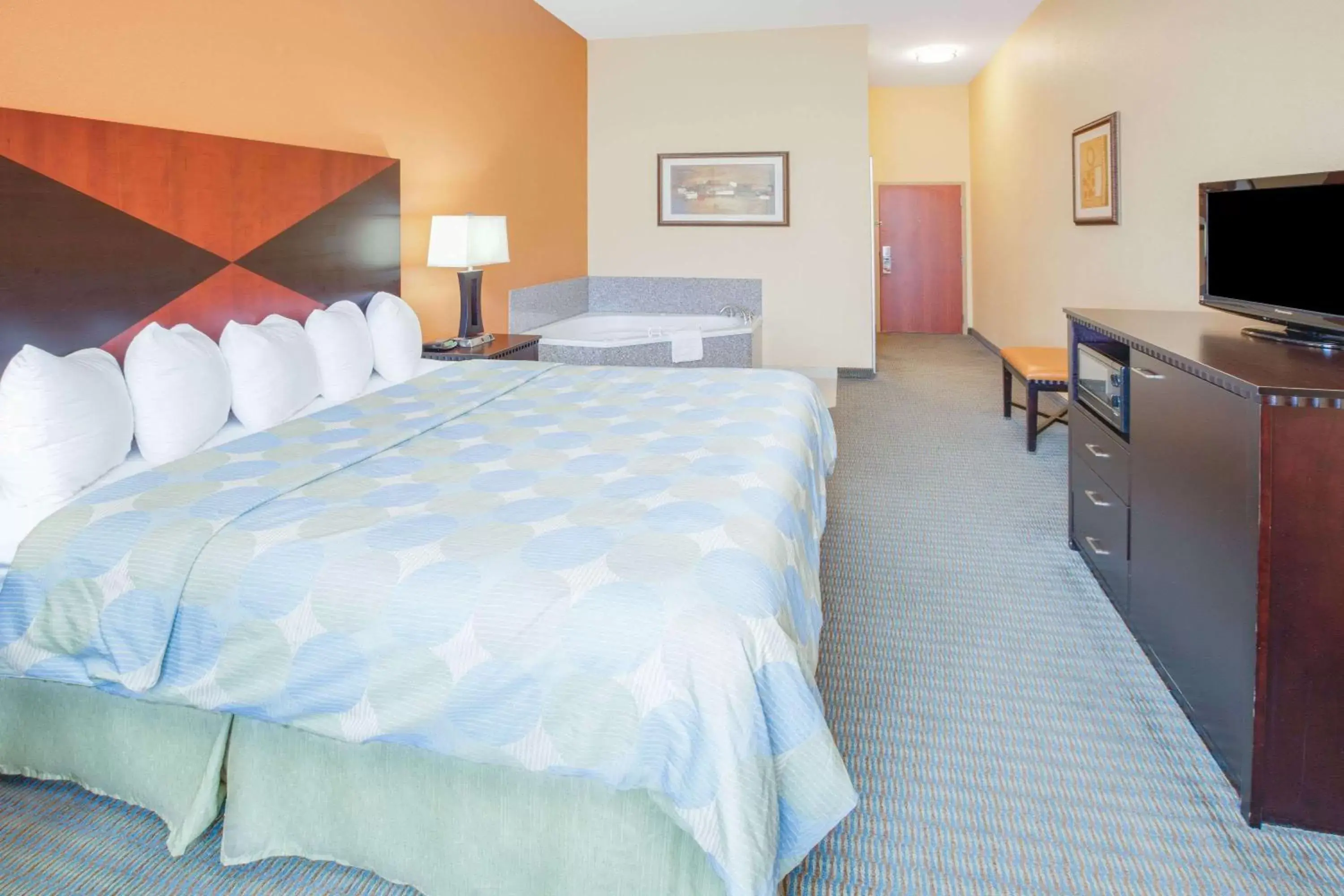 Photo of the whole room, Bed in Days Inn & Suites by Wyndham Russellville