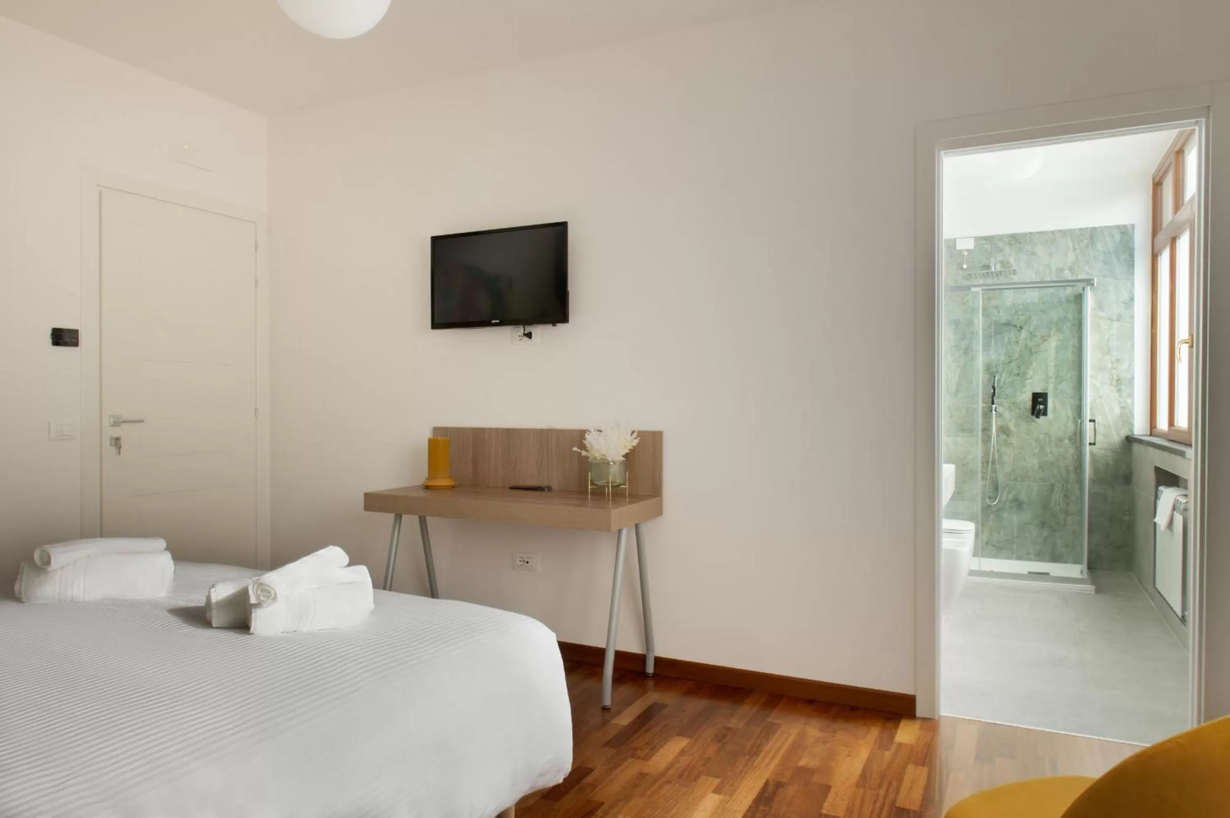 TV and multimedia, TV/Entertainment Center in B&B Monna Lisa Rooms