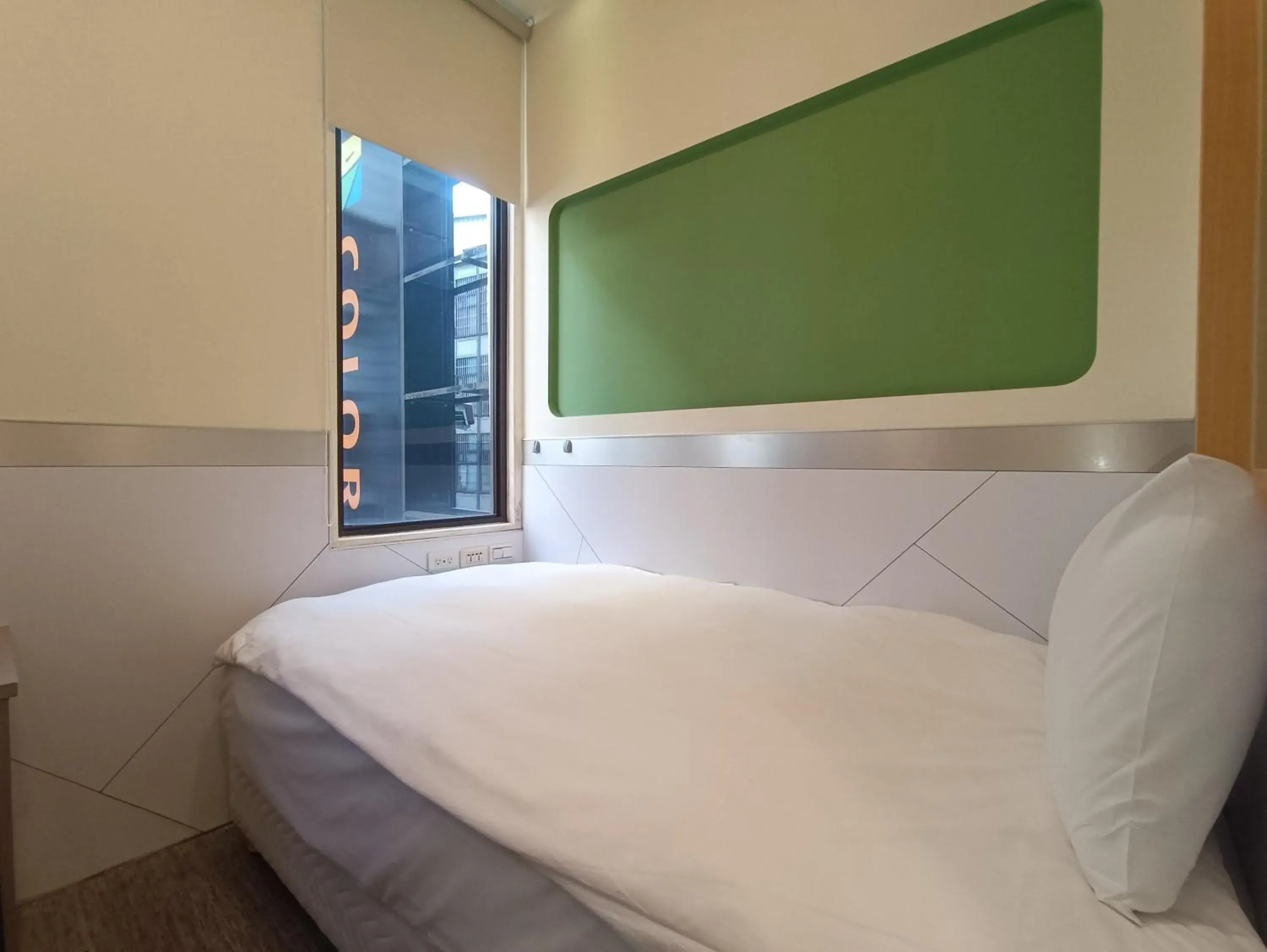 Bed, TV/Entertainment Center in Colormix Hotel and Hostel