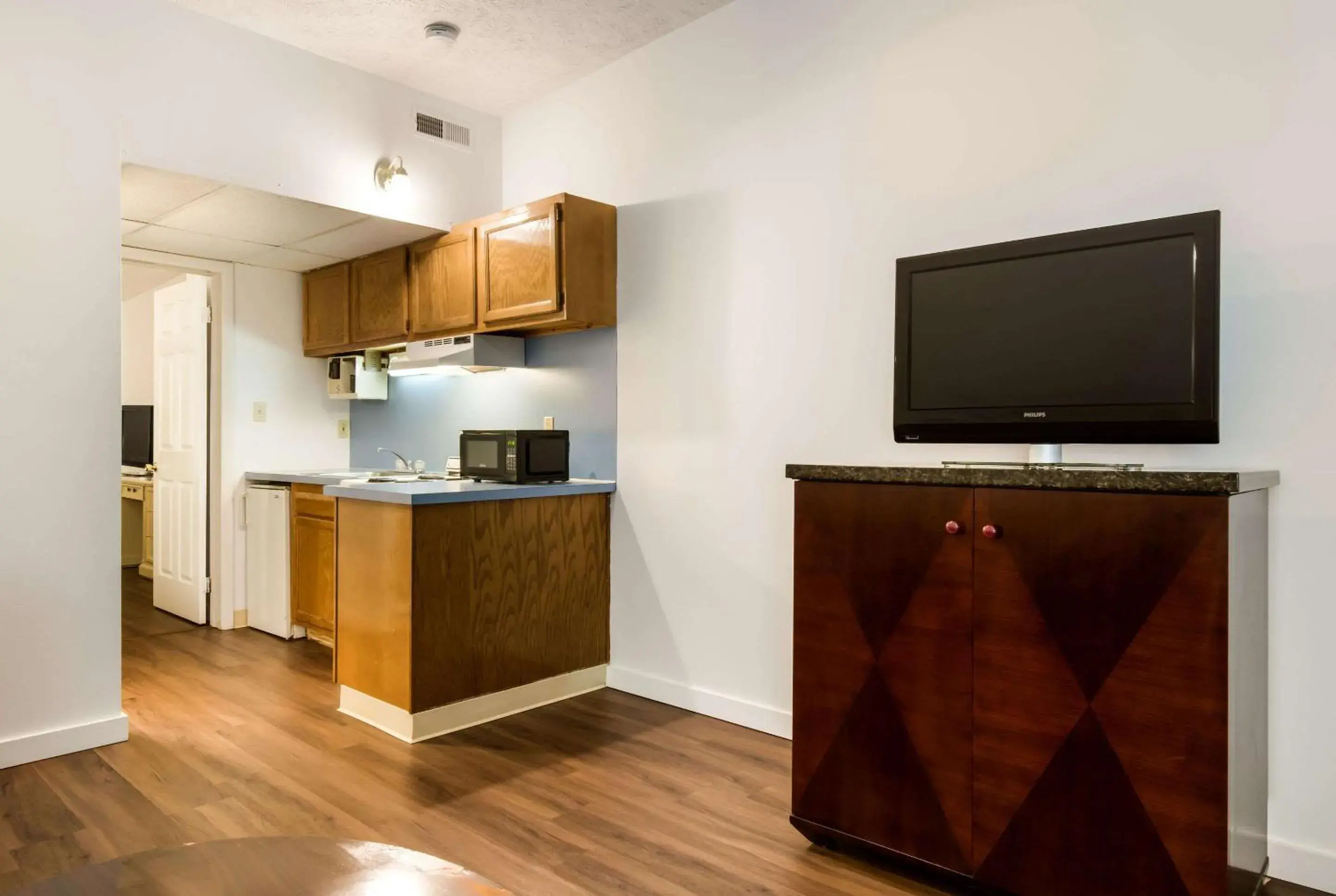 Photo of the whole room, Kitchen/Kitchenette in Econo Lodge Inn & Suites Pocono near Lake Harmony