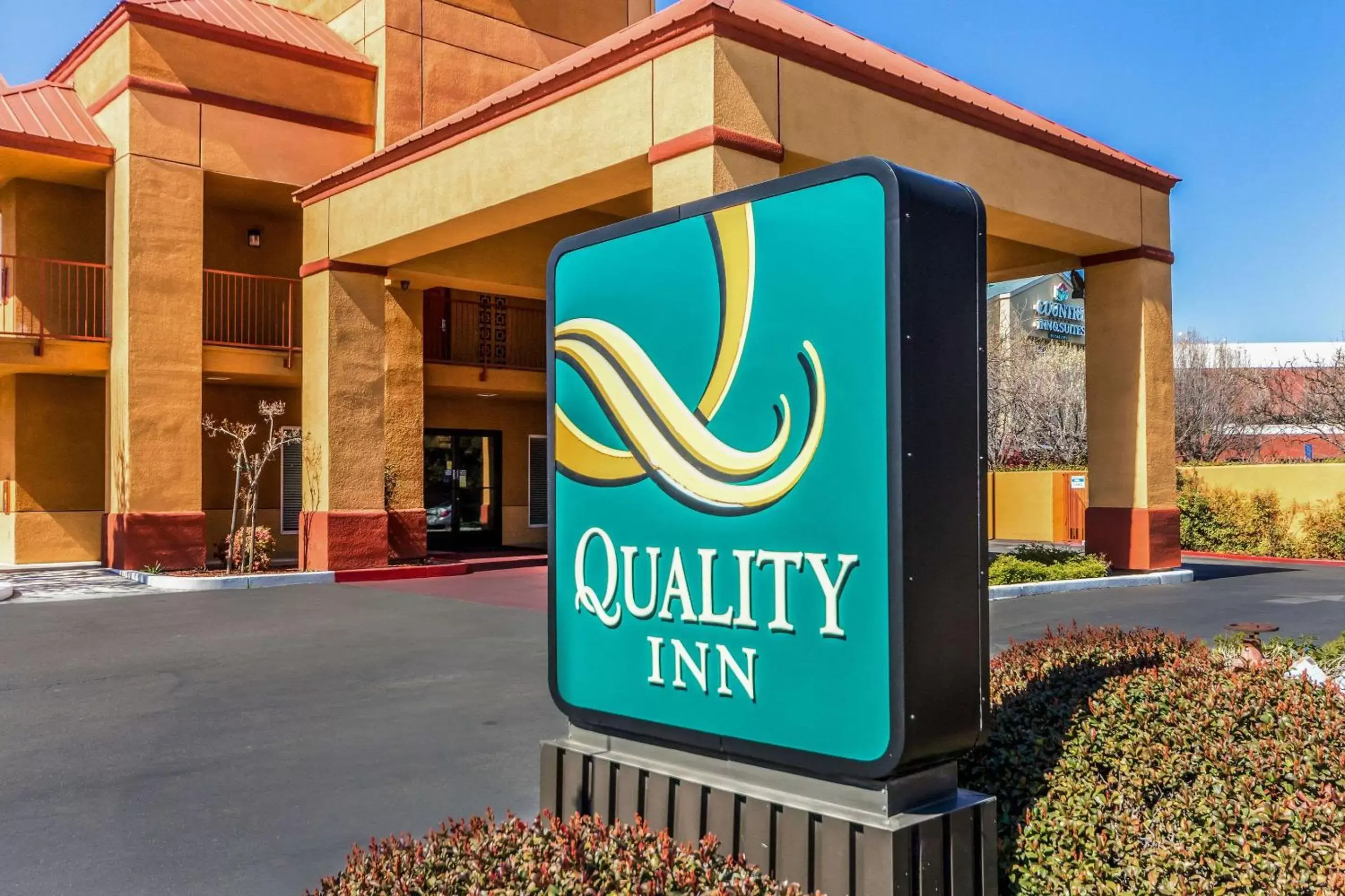 Property building in Quality Inn Fresno Near University Property building in Quality Inn Fresno Near University