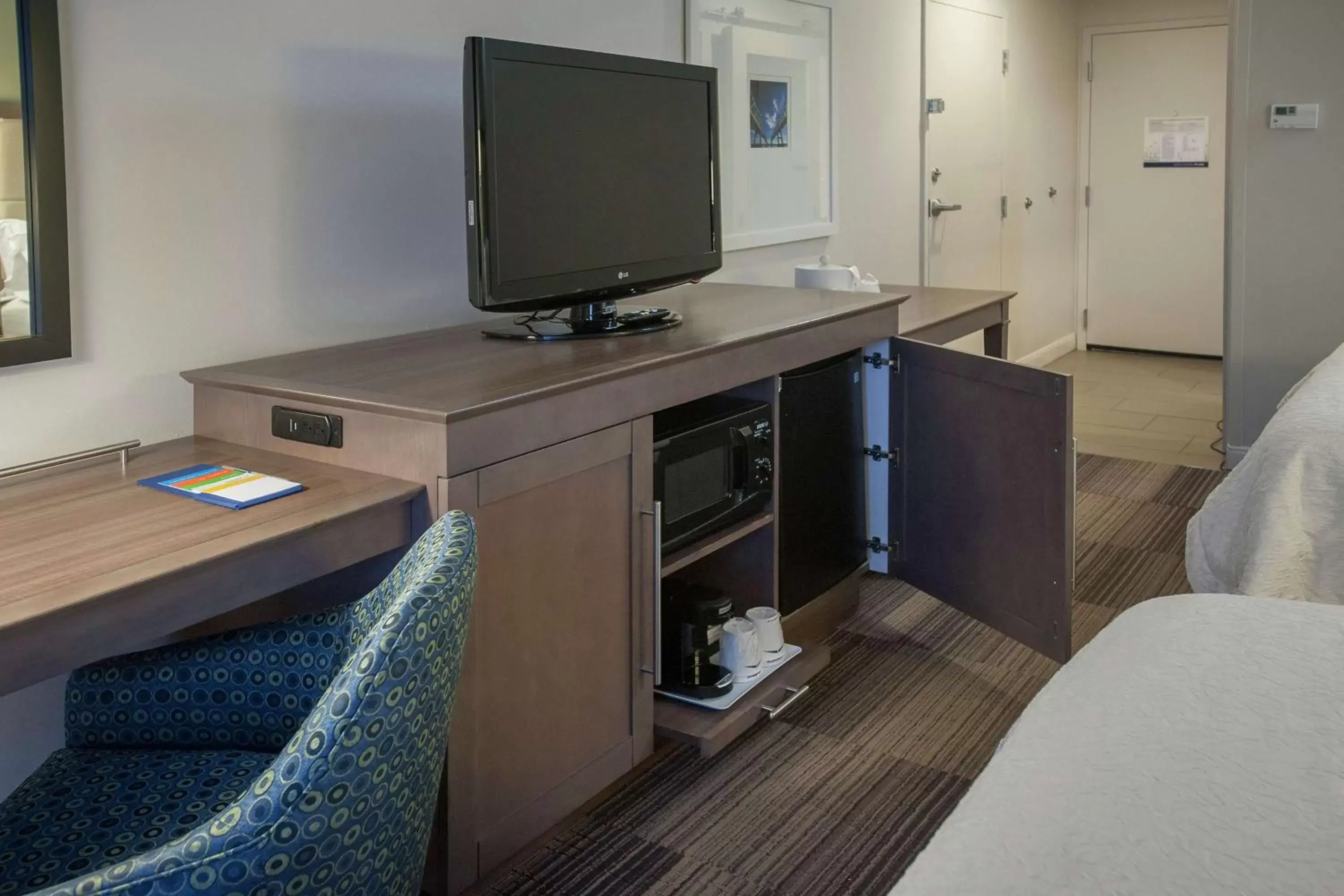 Bedroom, TV/Entertainment Center in Hampton Inn & Suites New Orleans/Elmwood