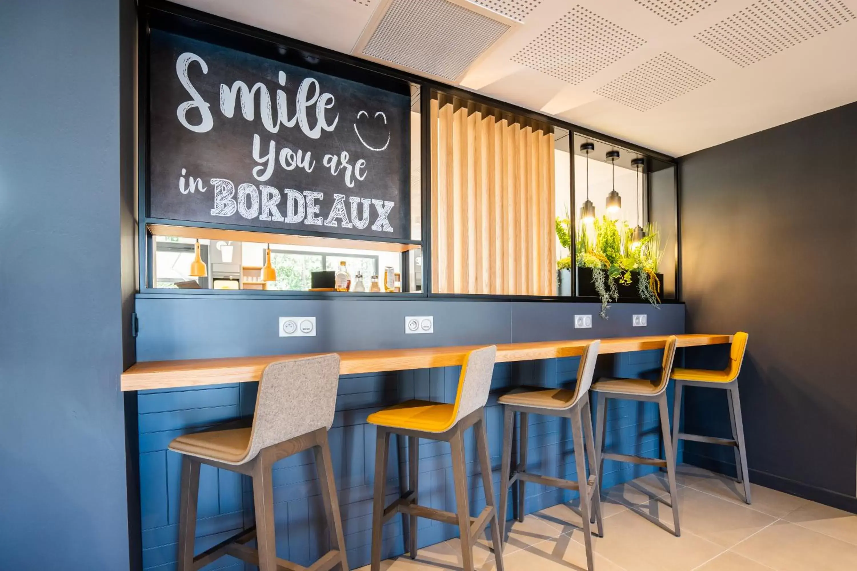 Lounge or bar, Lounge/Bar in Holiday Inn - Bordeaux-Merignac, an IHG Hotel