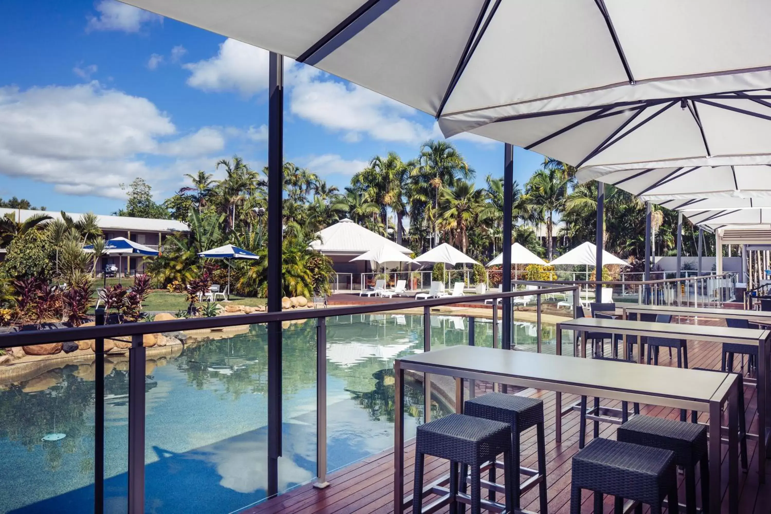 Lounge or bar, Swimming Pool in Mercure Townsville