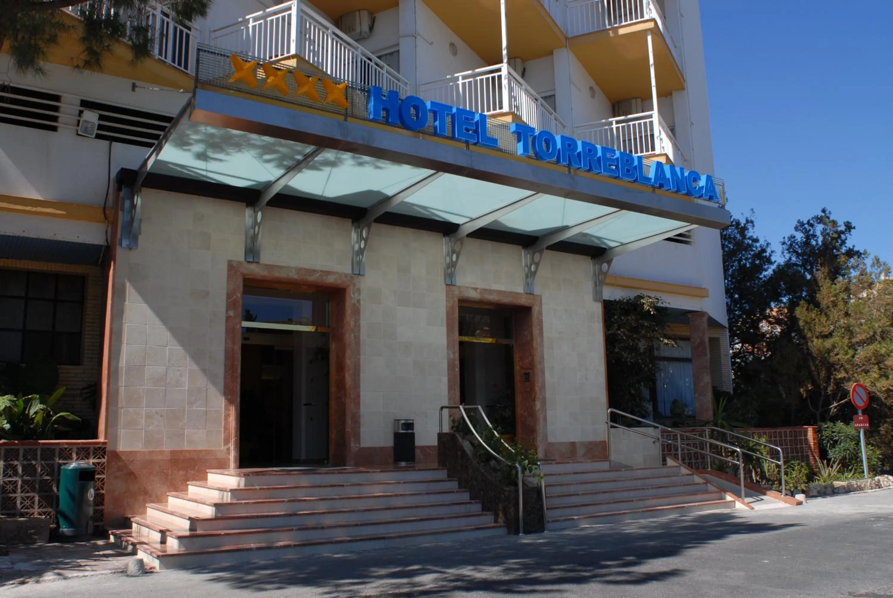 Facade/entrance in Hotel Monarque Torreblanca