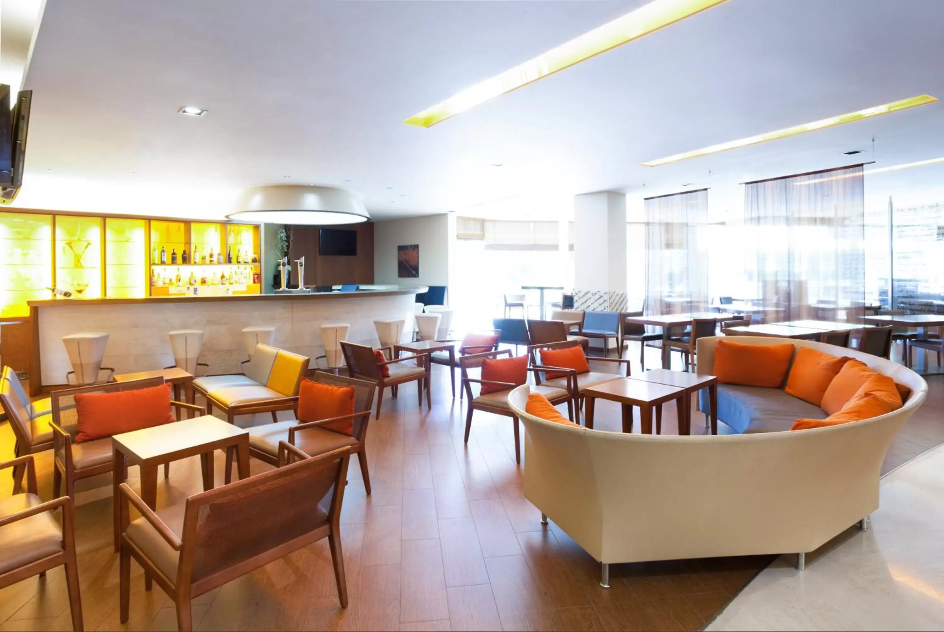 Lounge or bar, Restaurant/Places to Eat in Sercotel Valladolid