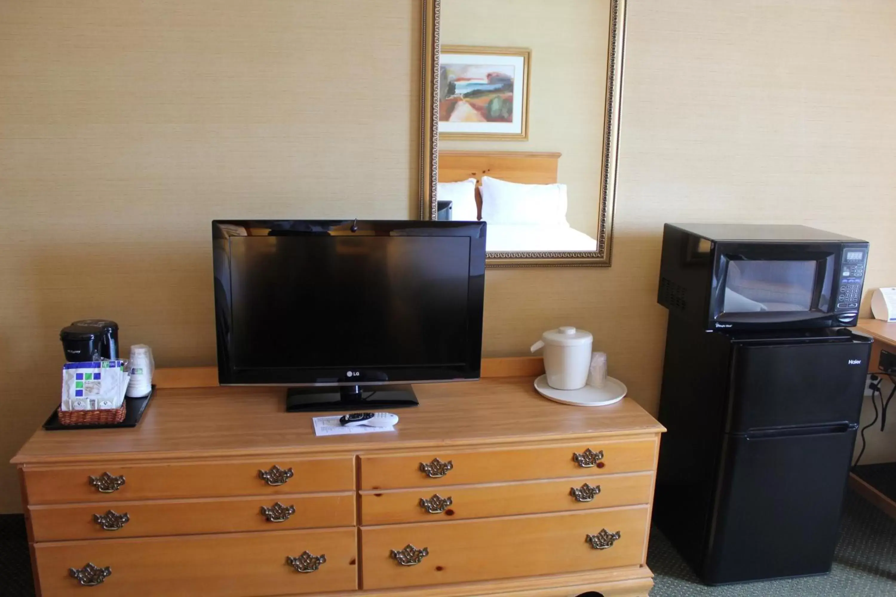 Bedroom, TV/Entertainment Center in Holiday Inn Express Hotel & Suites Warrenton, an IHG Hotel