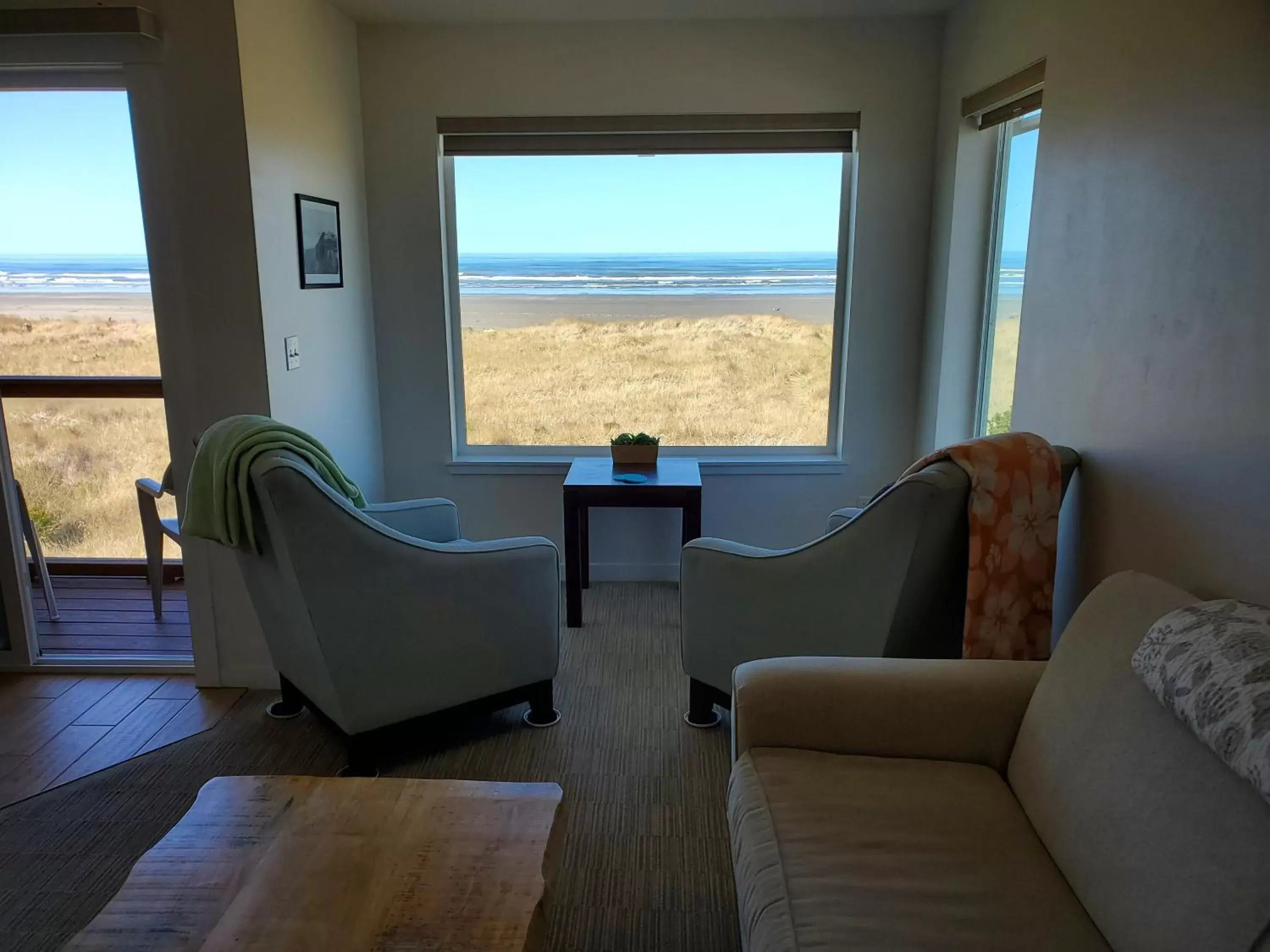 Day, Seating Area in Moonstone Beach Motel