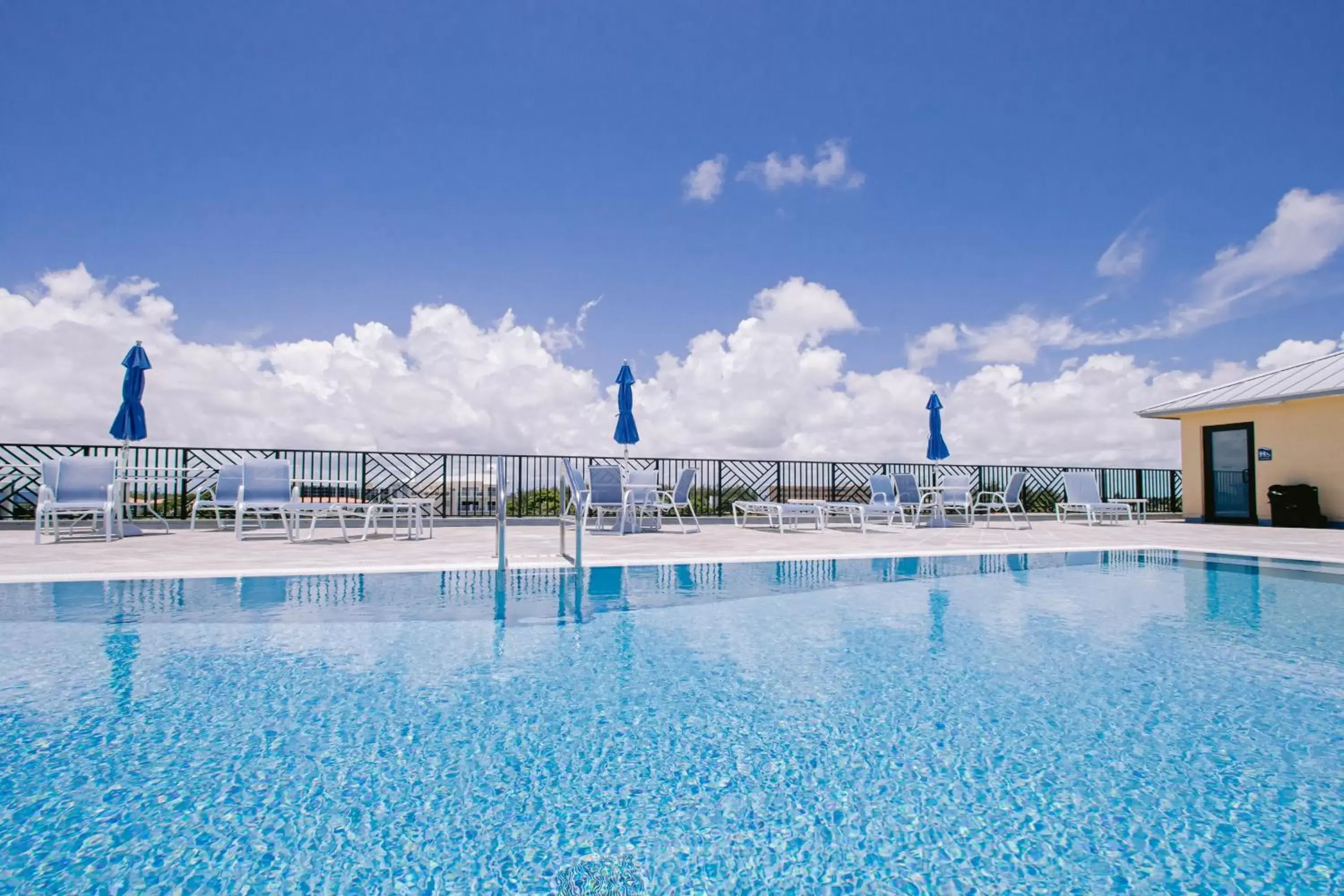 Swimming Pool in Vistalmar Beach Resort