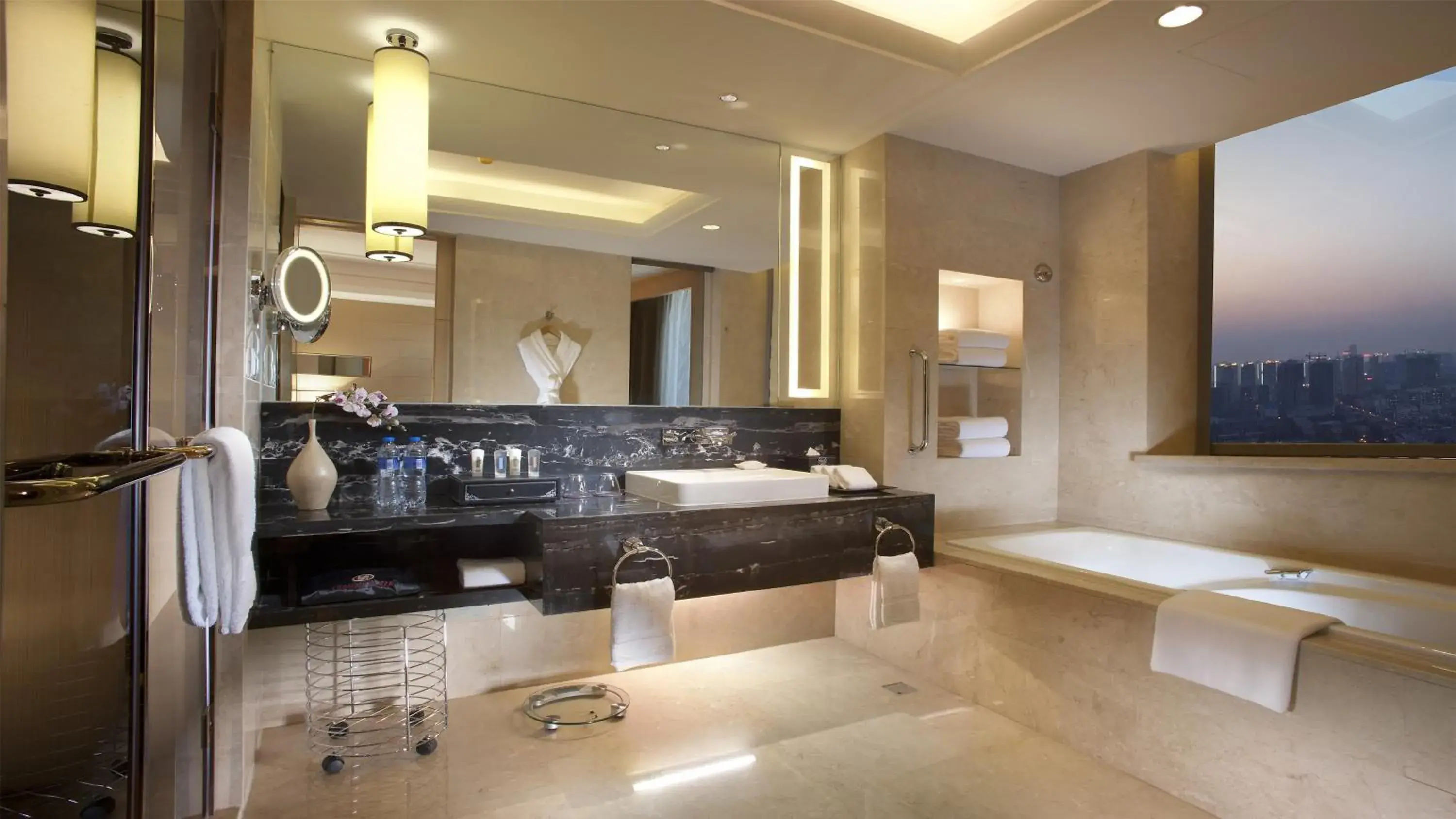 Photo of the whole room, Bathroom in Crowne Plaza Xi'an, an IHG Hotel