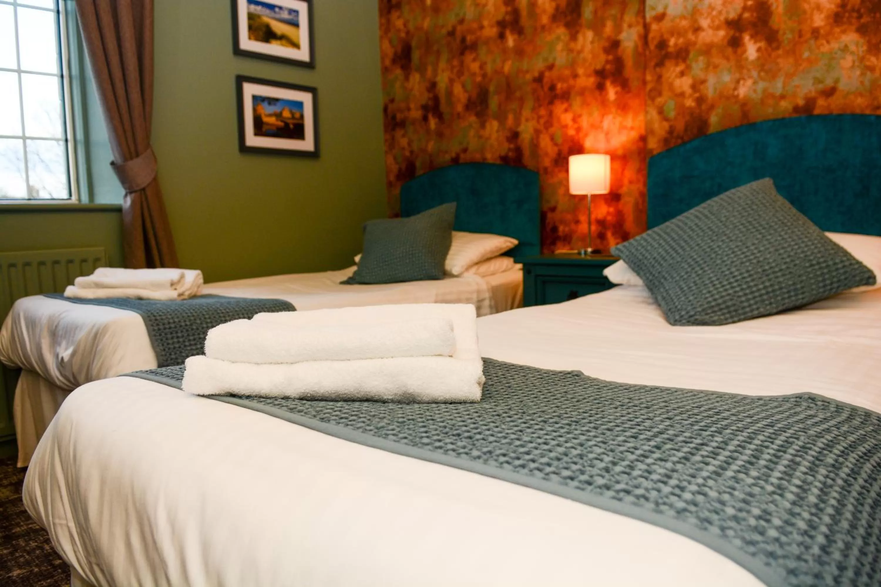 Bedroom, Bed in Plough Inn