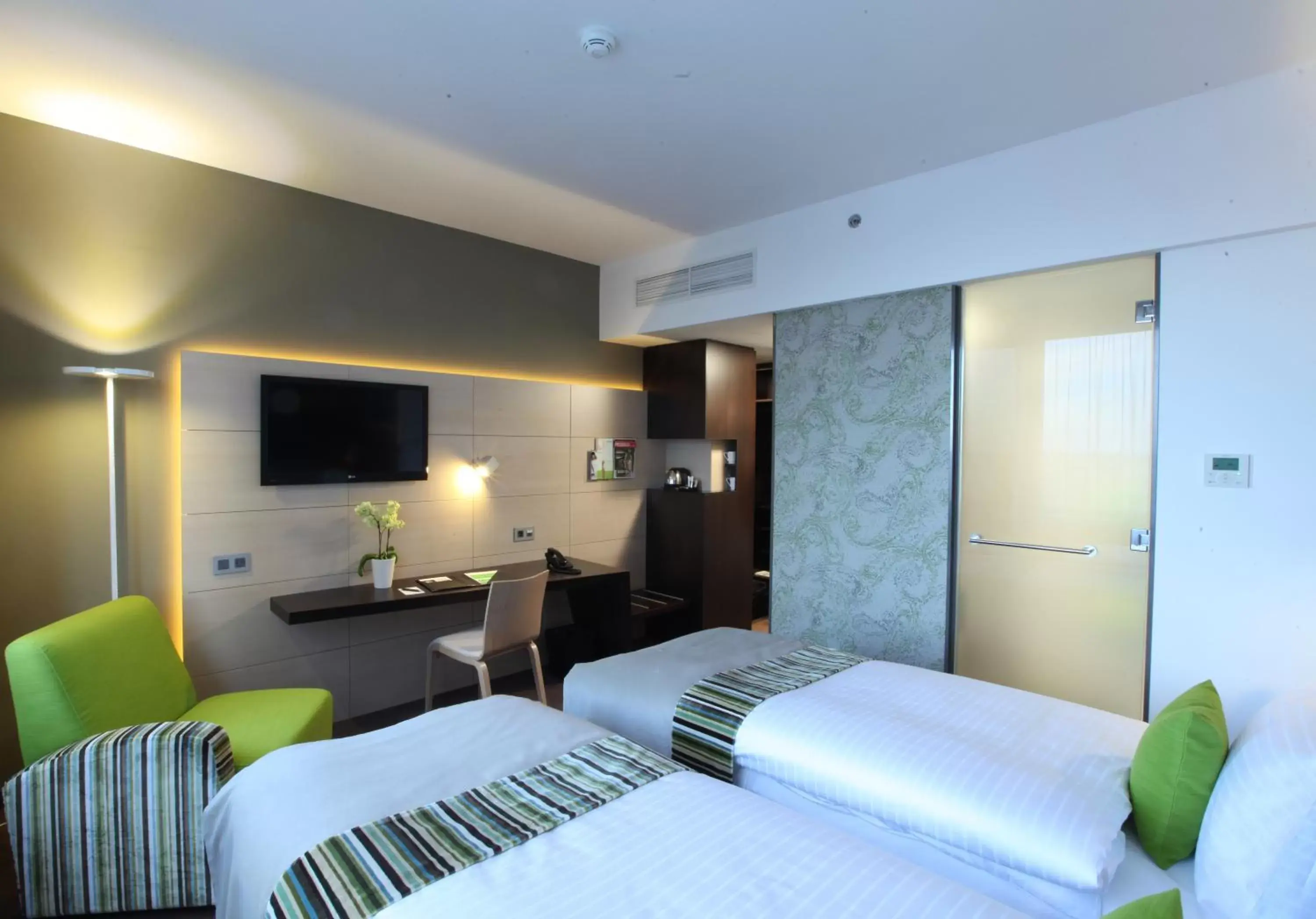 Bed, TV/Entertainment Center in Lindner Hotel Bratislava, part of JdV by Hyatt