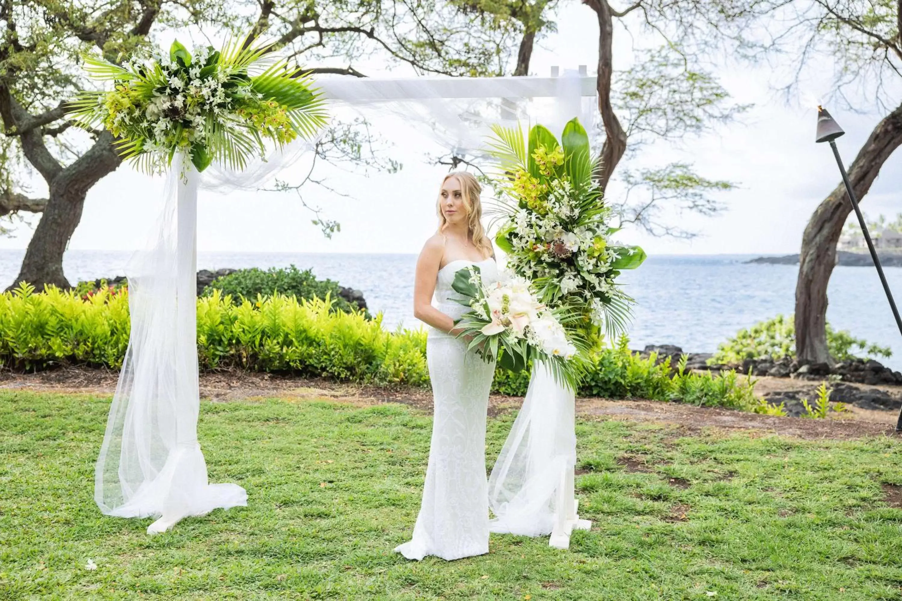 wedding in Outrigger Kona Resort and Spa