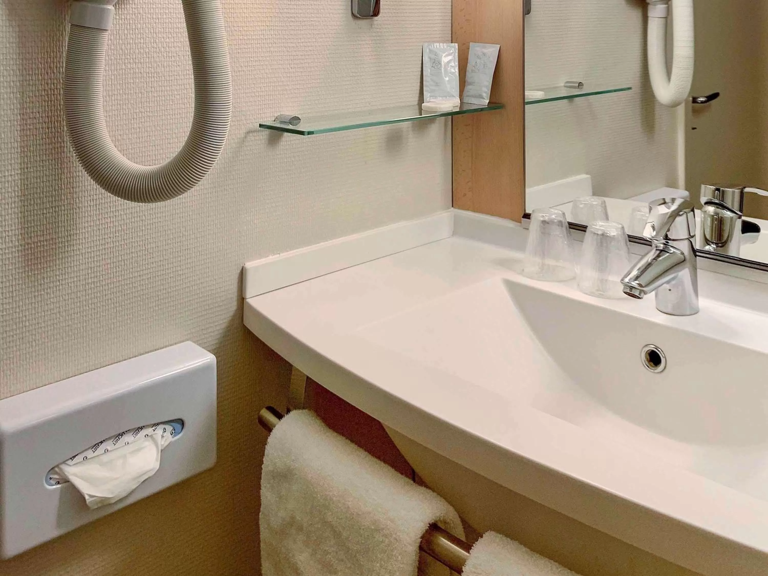 Photo of the whole room in ibis Tours Nord