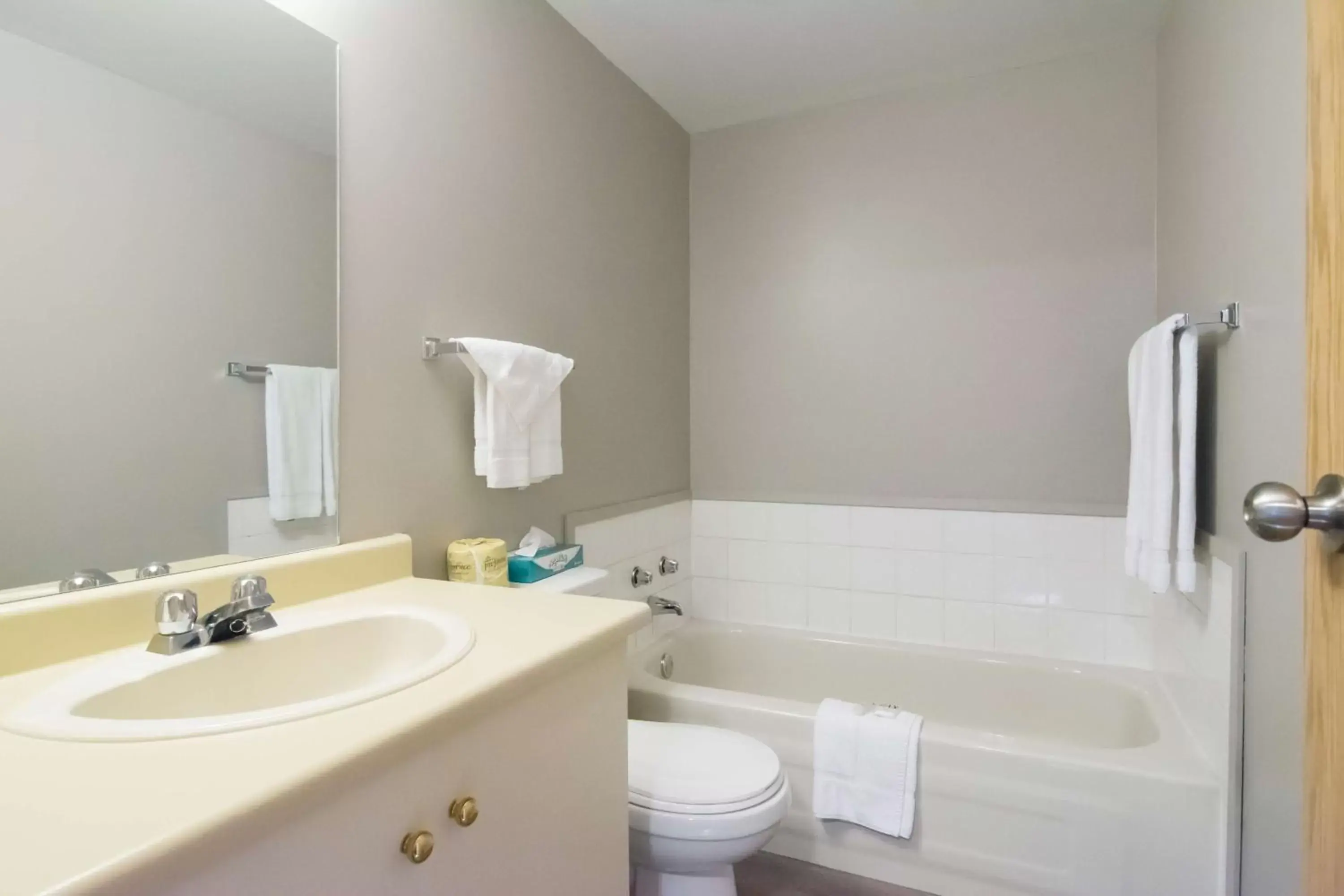 Bathroom in Motel 6-Saanichton, BC - Victoria Airport