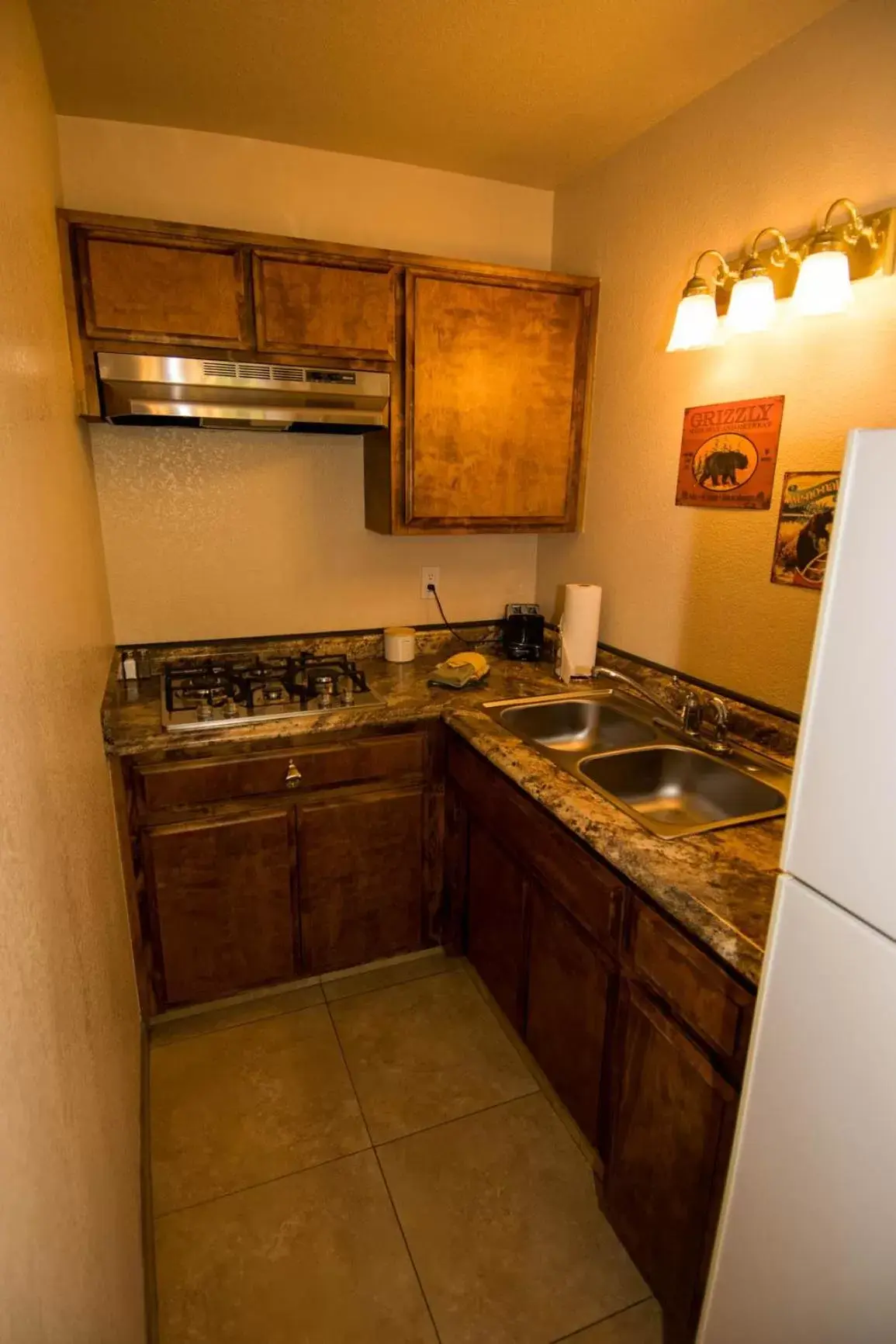 Kitchen or kitchenette, Kitchen/Kitchenette in Hillcrest Suites & Cabins