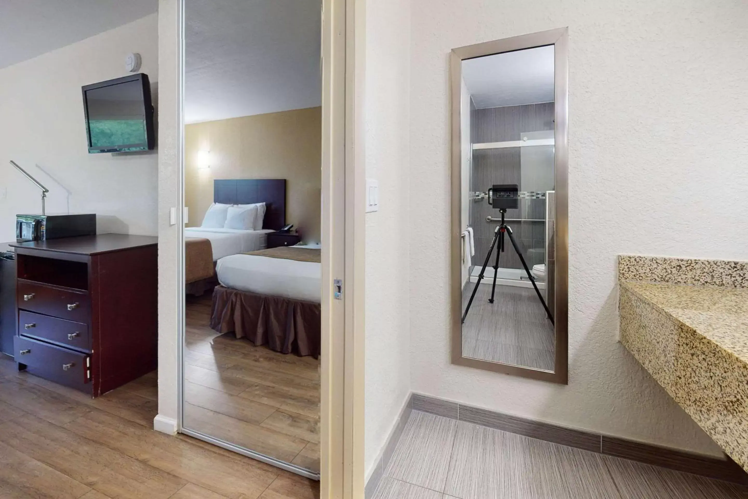 Bedroom, TV/Entertainment Center in Rodeway Inn & Suites Fort Lauderdale Airport & Cruise Port