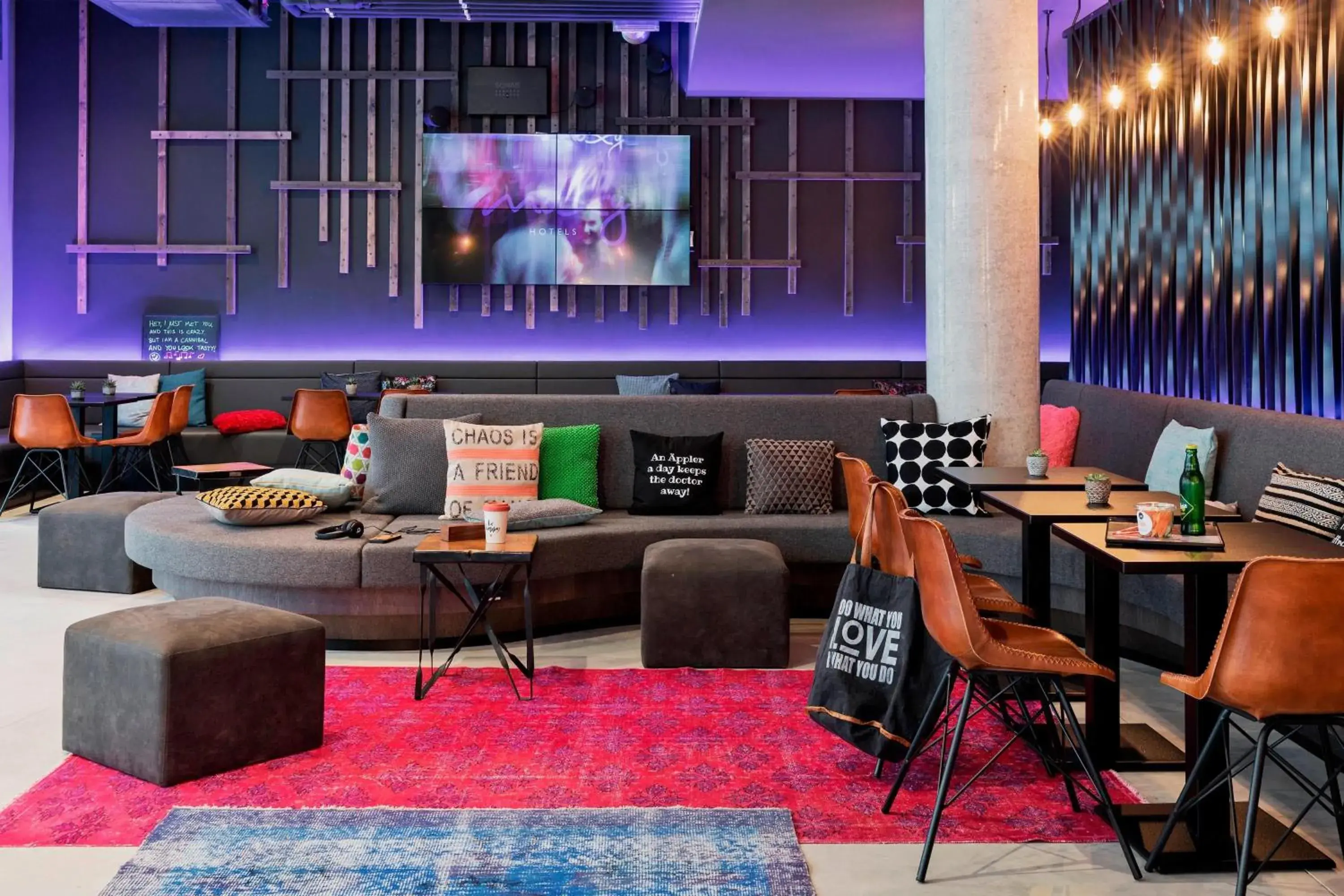 Lounge or bar in MOXY Frankfurt East