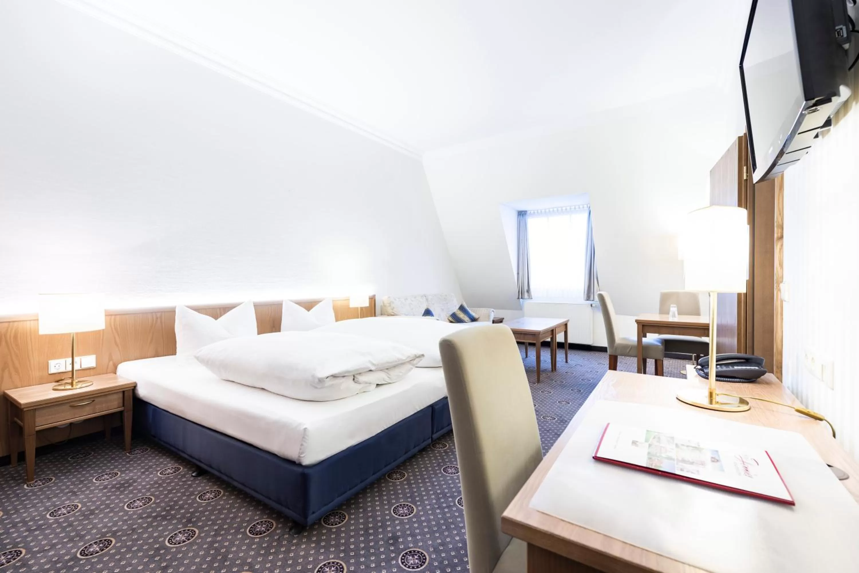 Staff, Bed in Hotel Hennies