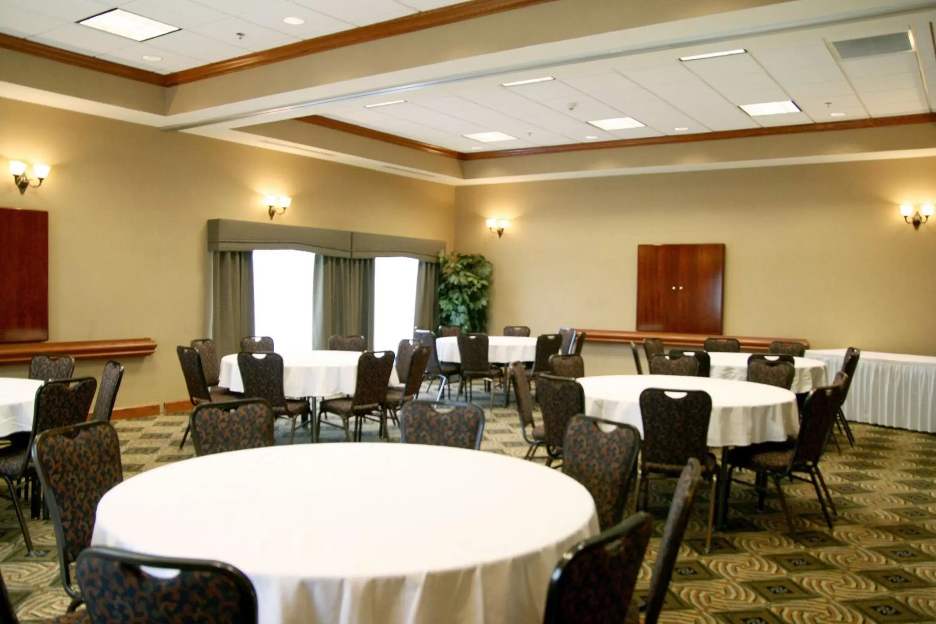 Meeting/conference room, Restaurant/Places to Eat in Hampton Inn Lebanon