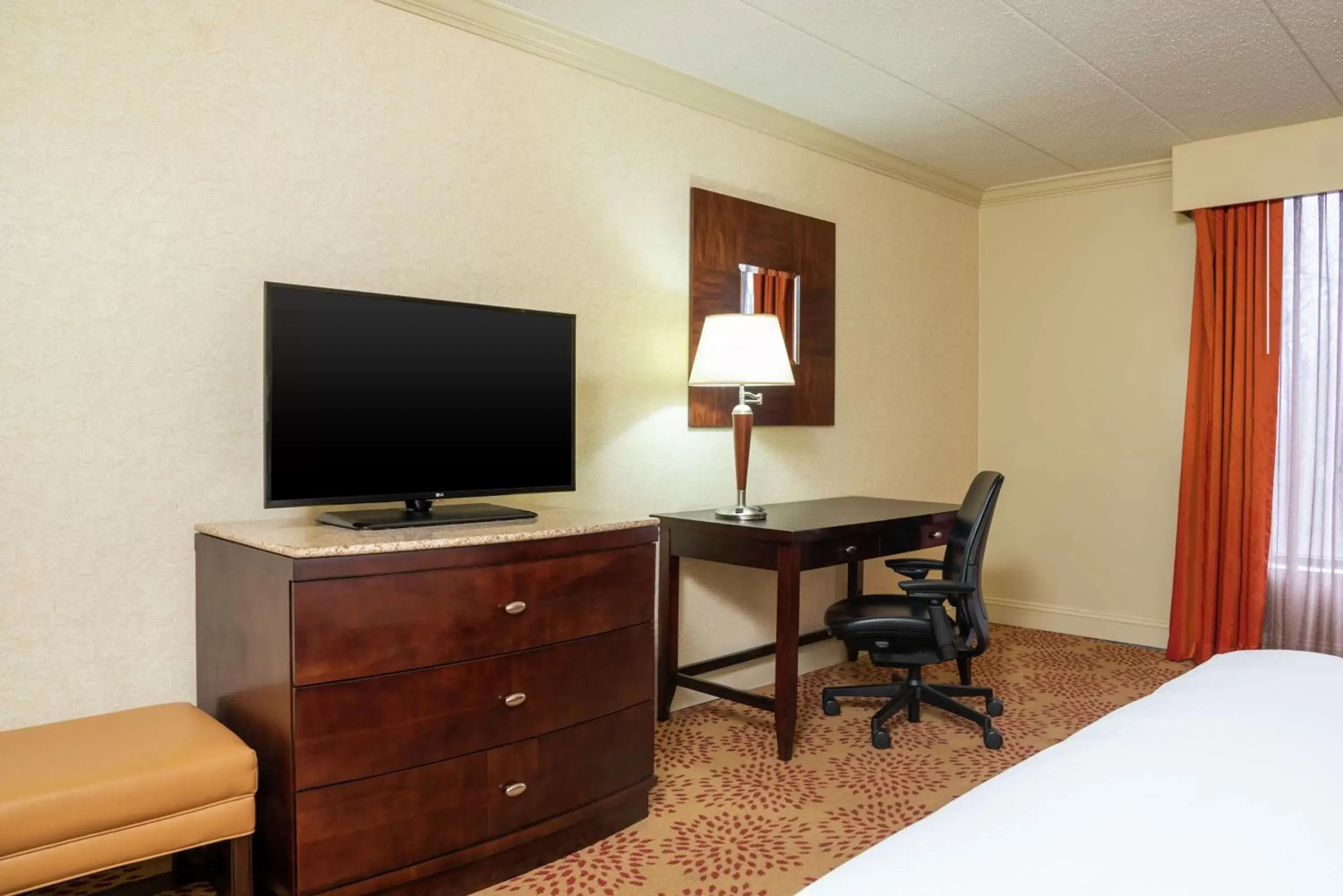 Bedroom, TV/Entertainment Center in DoubleTree by Hilton Hotel Grand Rapids Airport