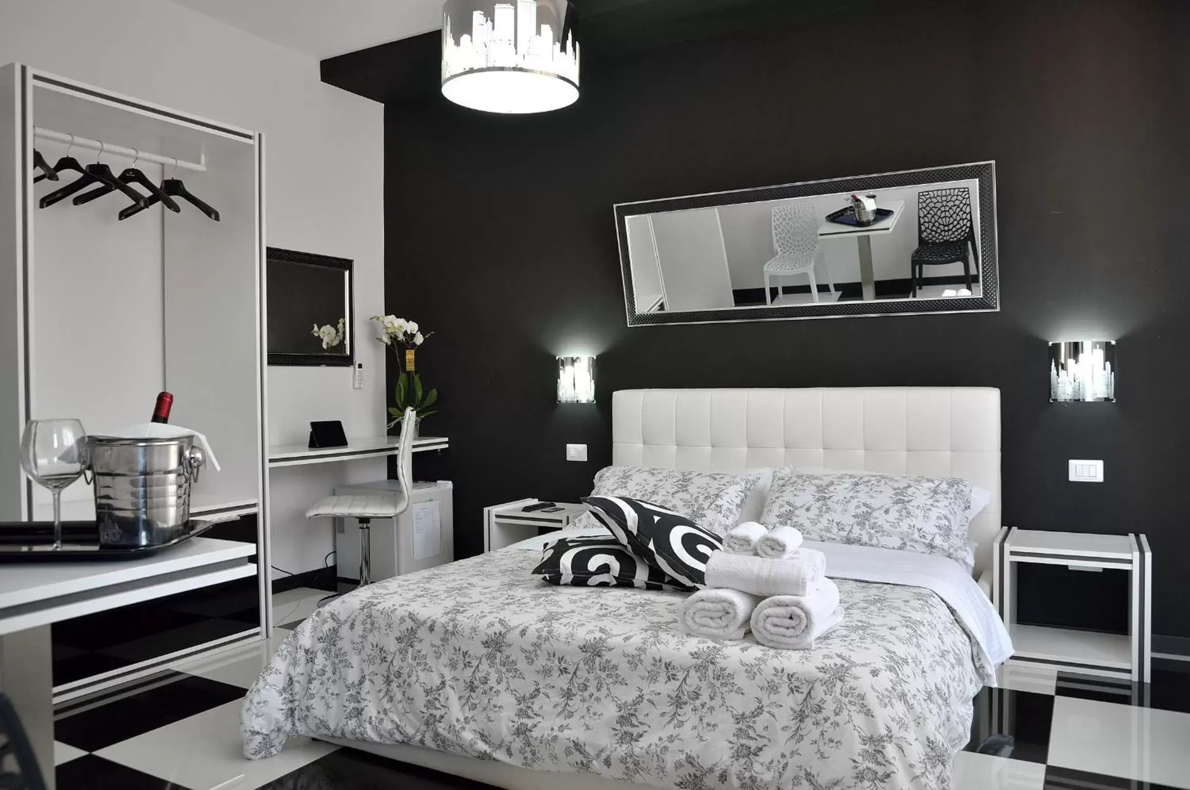 Bedroom, Bed in Black & White G&G