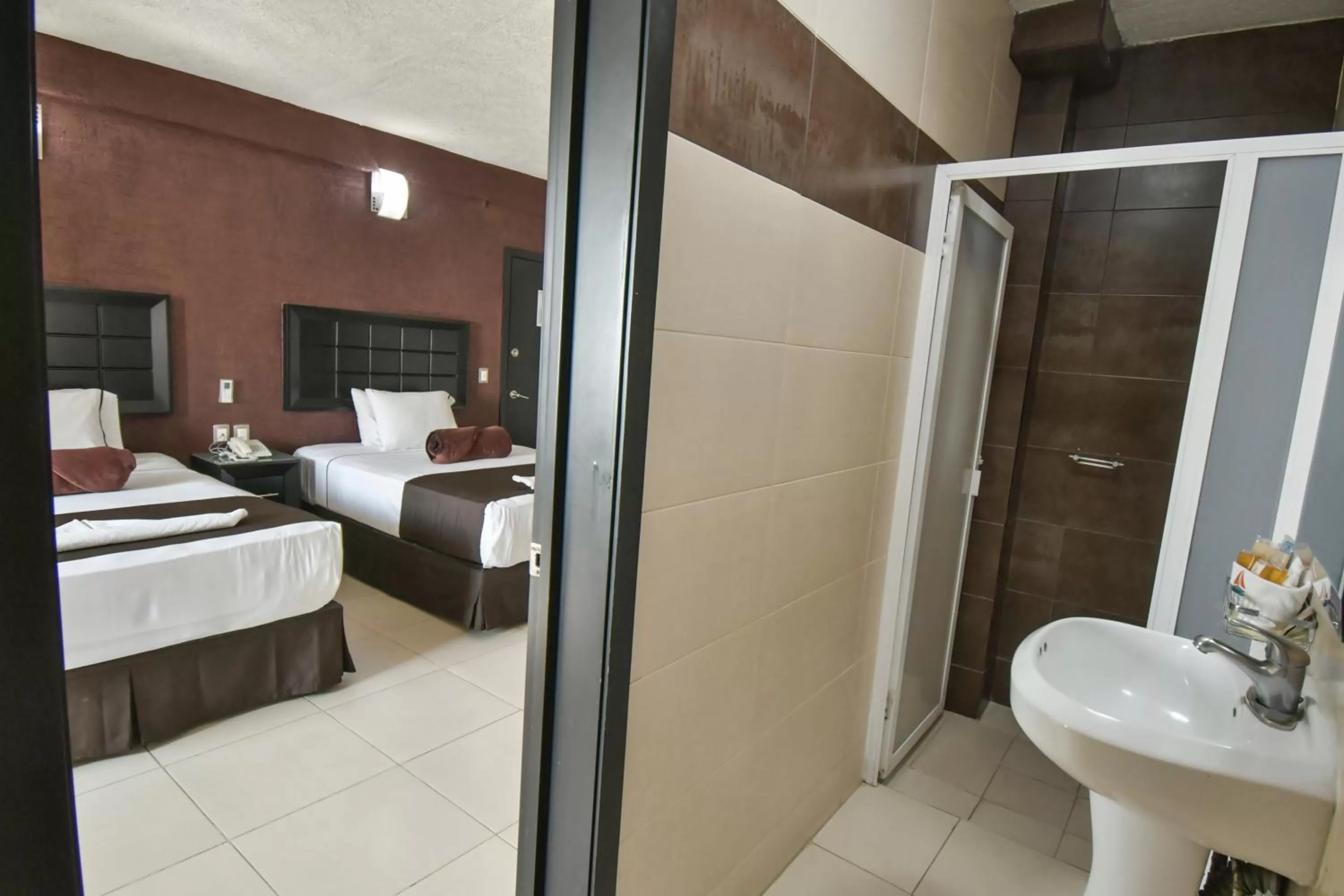 Bathroom, Bed in Hotel Portonovo Plaza Centro
