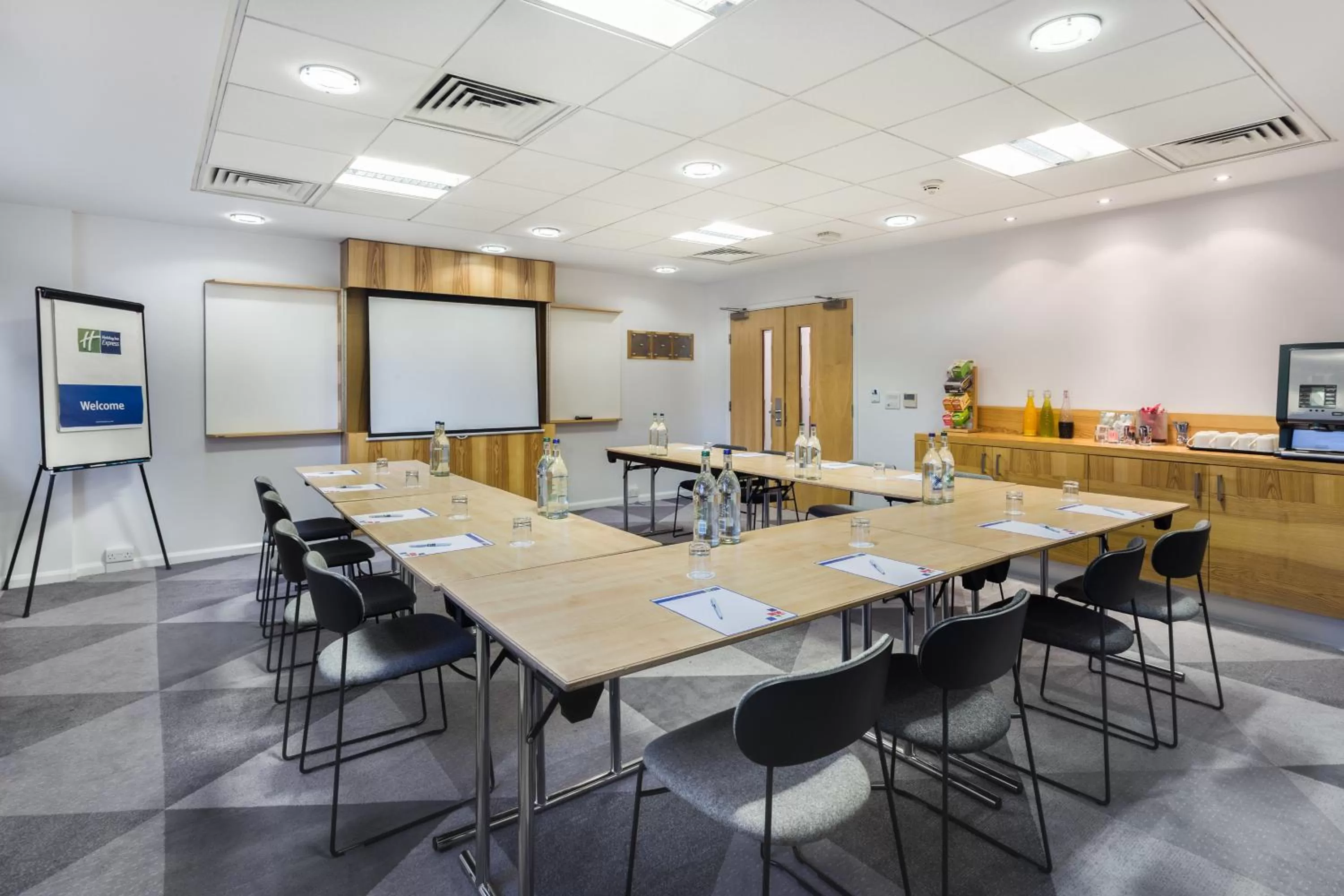 Meeting/conference room in Holiday Inn Express London - Watford Junction by IHG