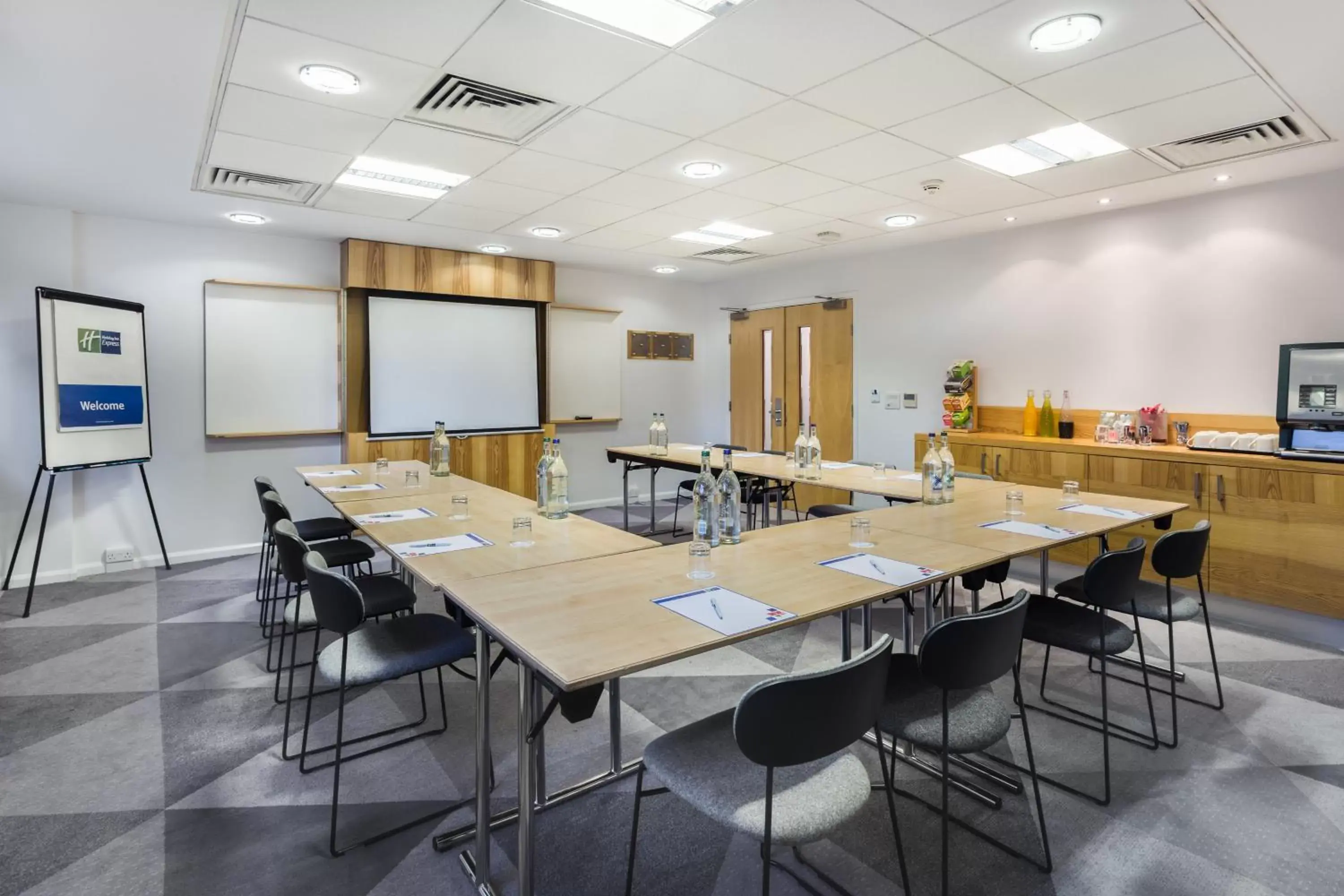 Meeting/conference room in Holiday Inn Express London - Watford Junction, an IHG Hotel
