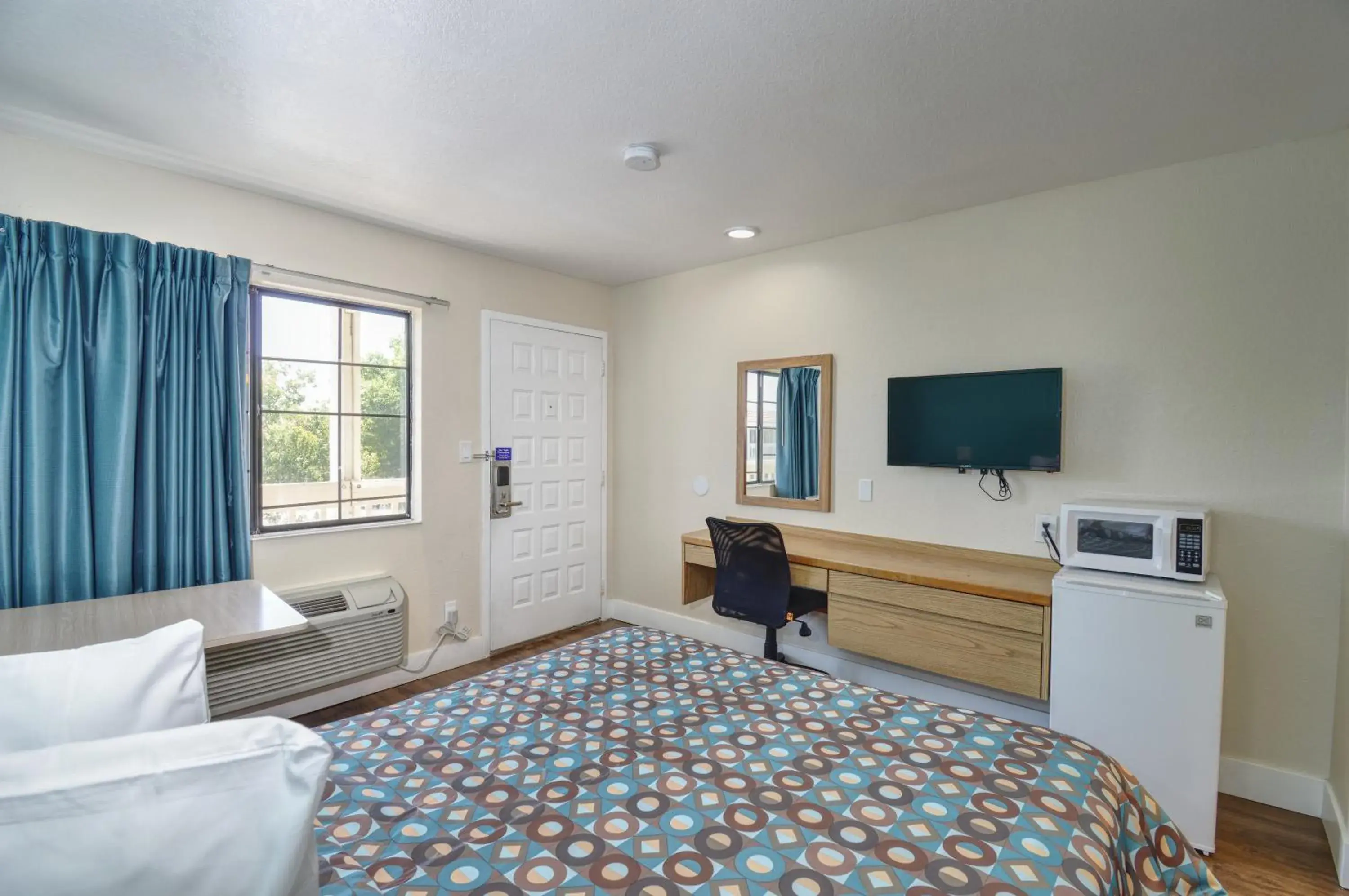 Photo of the whole room, TV/Entertainment Center in Vagabond Inn Buttonwillow North I-5