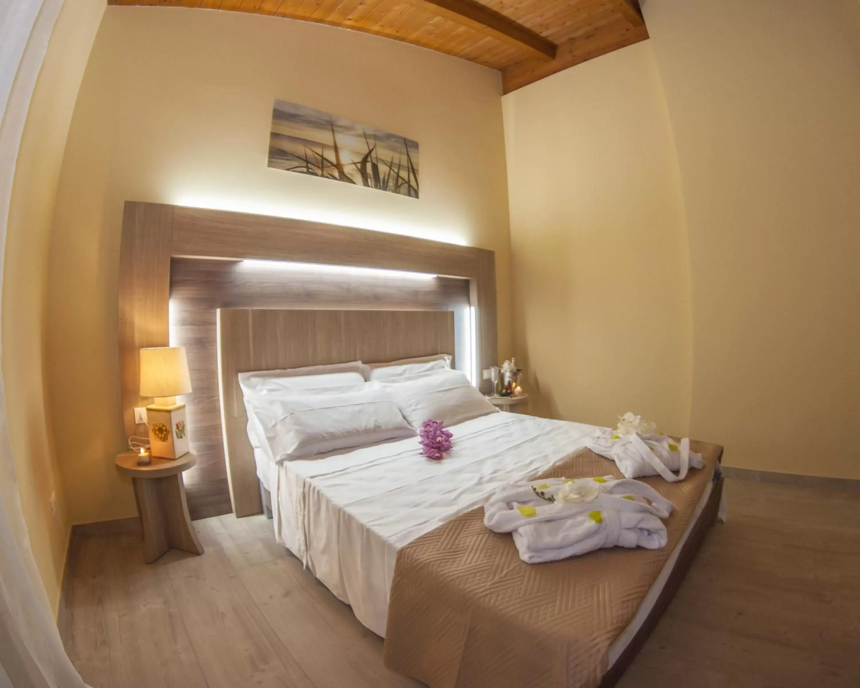 Bed in Cataleya Resort & Spa