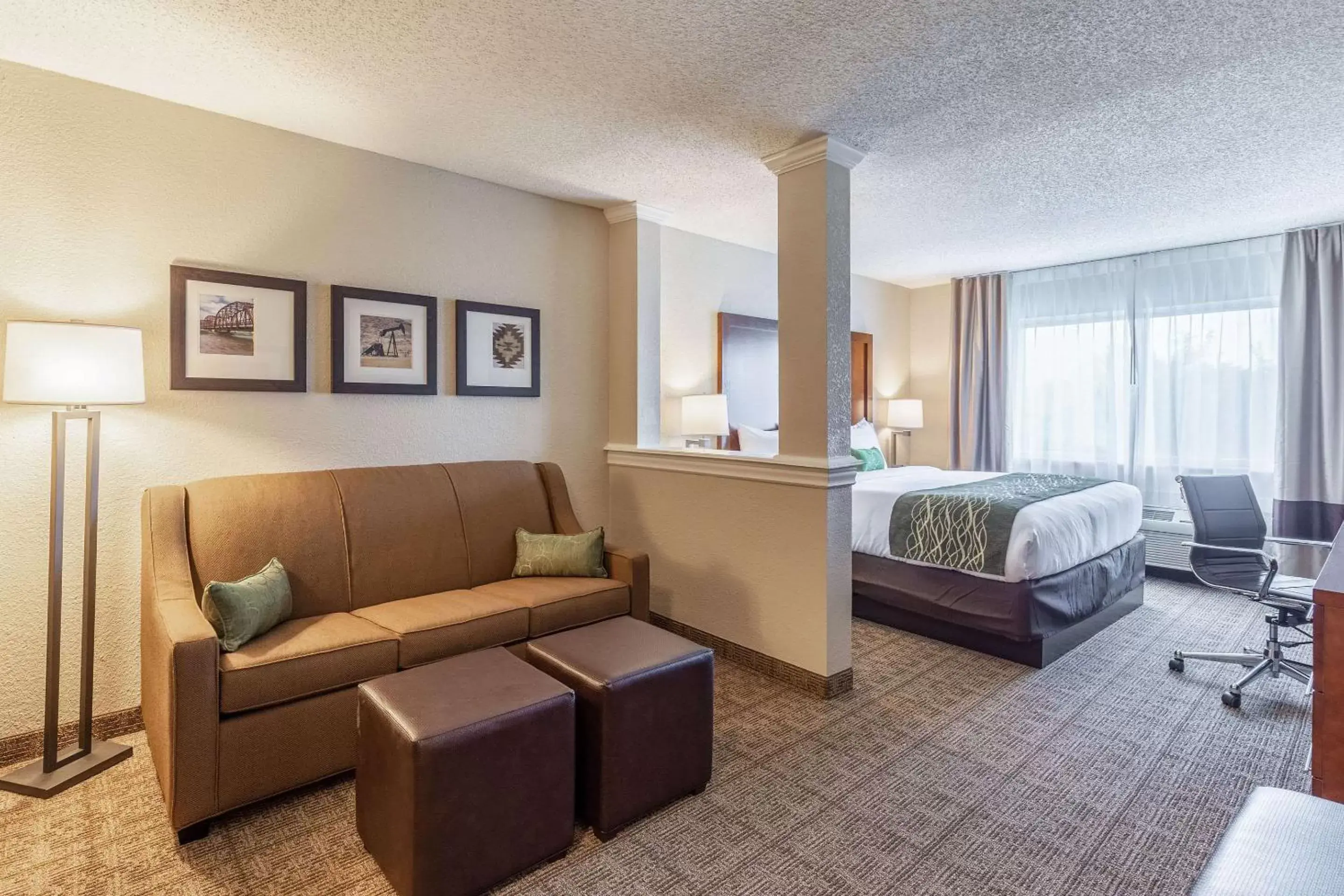 Photo of the whole room, Seating Area in Comfort Inn South Tulsa - Woodland Hills