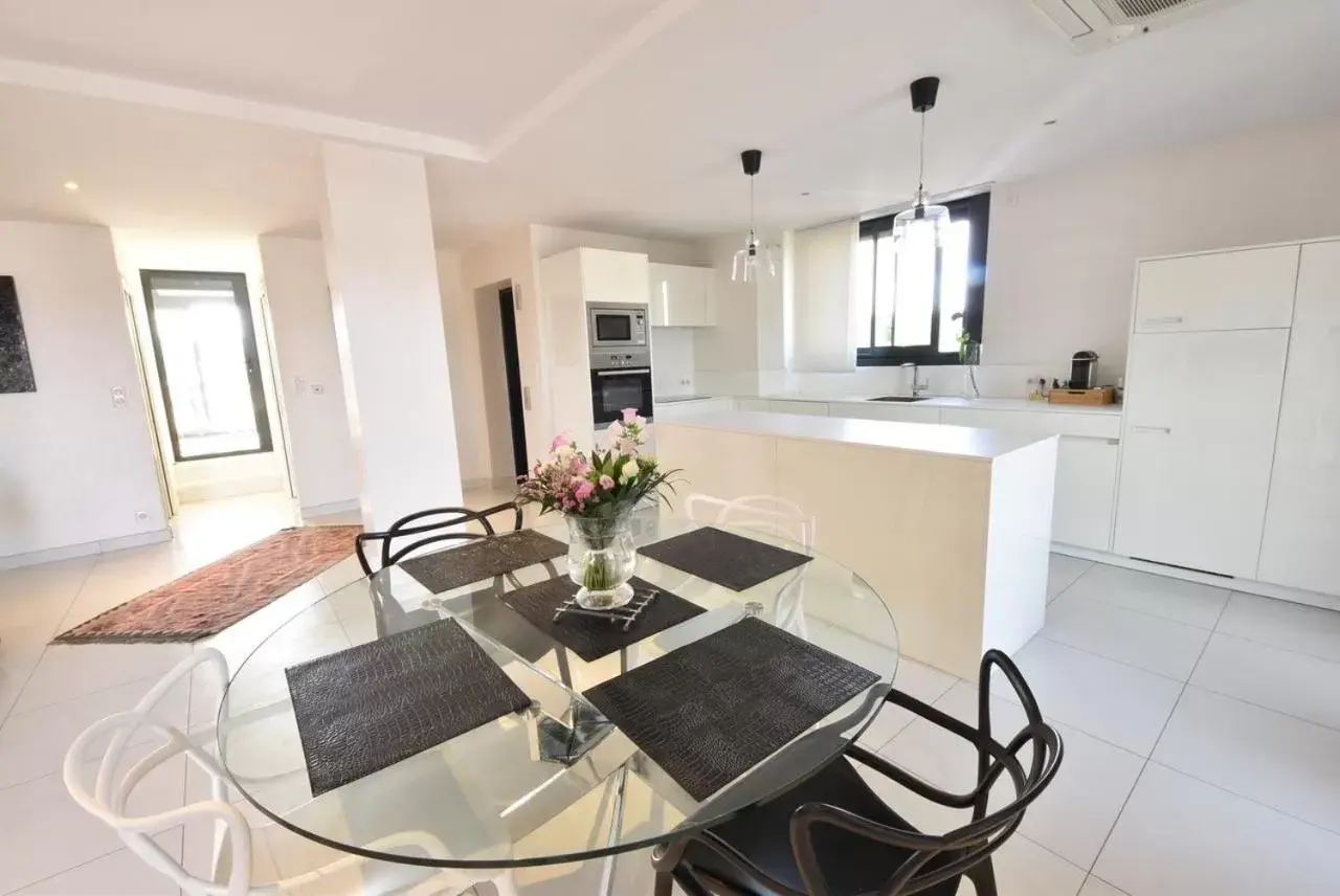 kitchen, Dining Area in Hotel Le Quercy - Sure Hotel Collection by Best Western